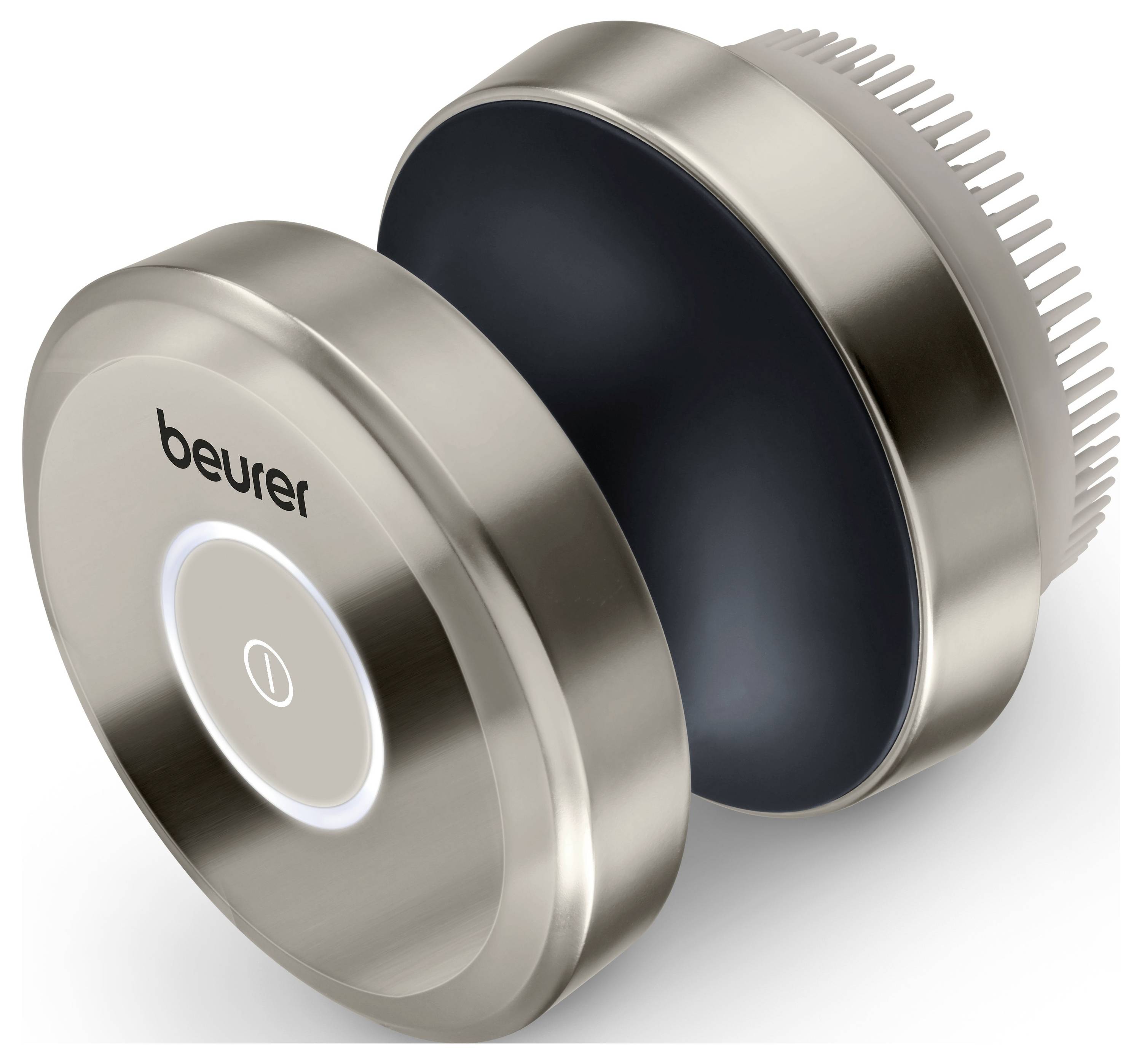 Eine Person berührt einen Tischspiegels mit leuchtendem Rahmen, der auf einer hölzernen Badezimmerablage mit Waschbecken, Gemälde und Toilettenartikeln steht.