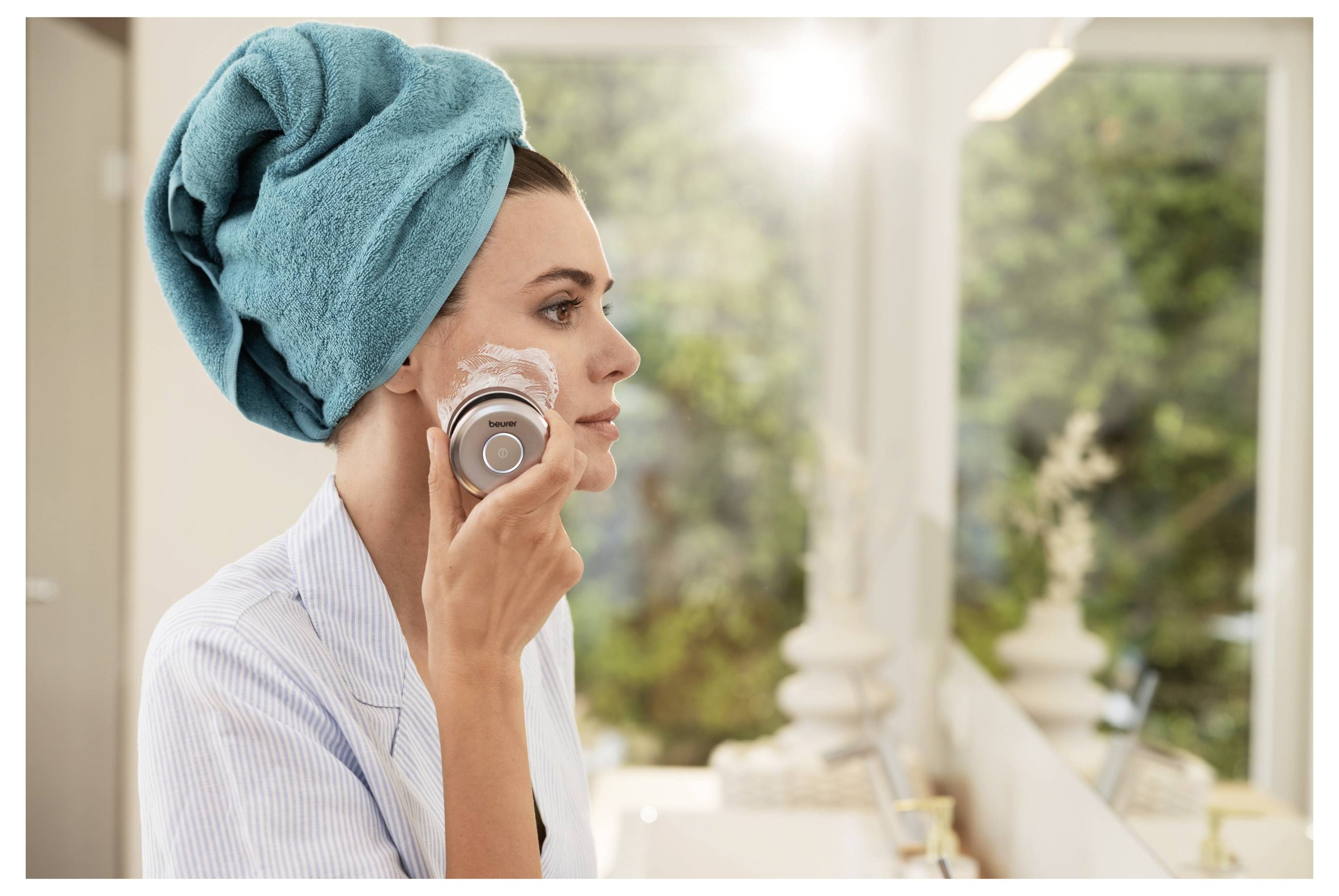 Ein LEGO-Modell einer gelb- und orangefarbenen Blume mit einem rosa Zentrum auf einer braunen Basis, die einem stilisierten Lotus-Design ähnelt.