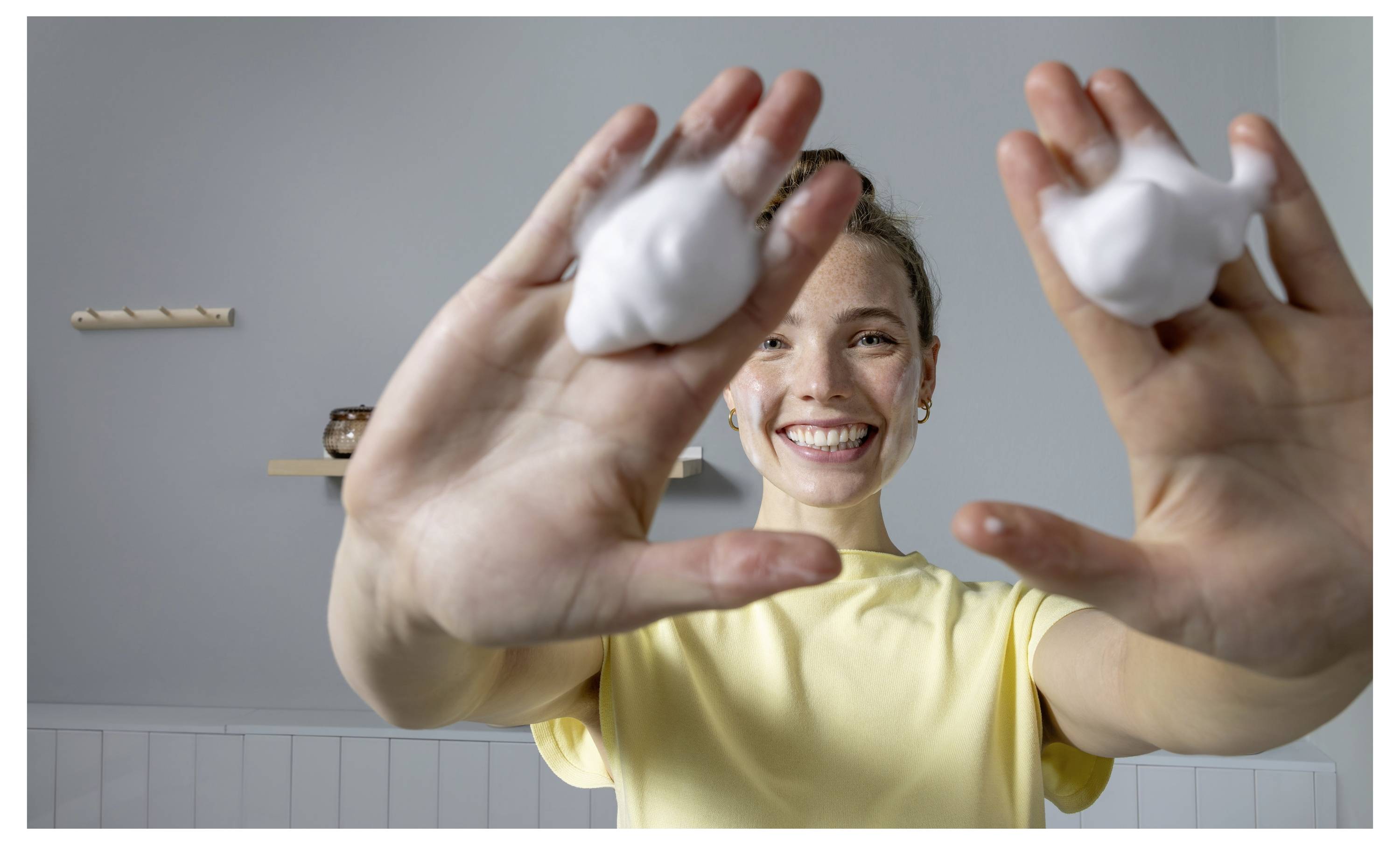 Gekrümmter Alienware-Monitor mit einer Actionszene aus „Space Marine