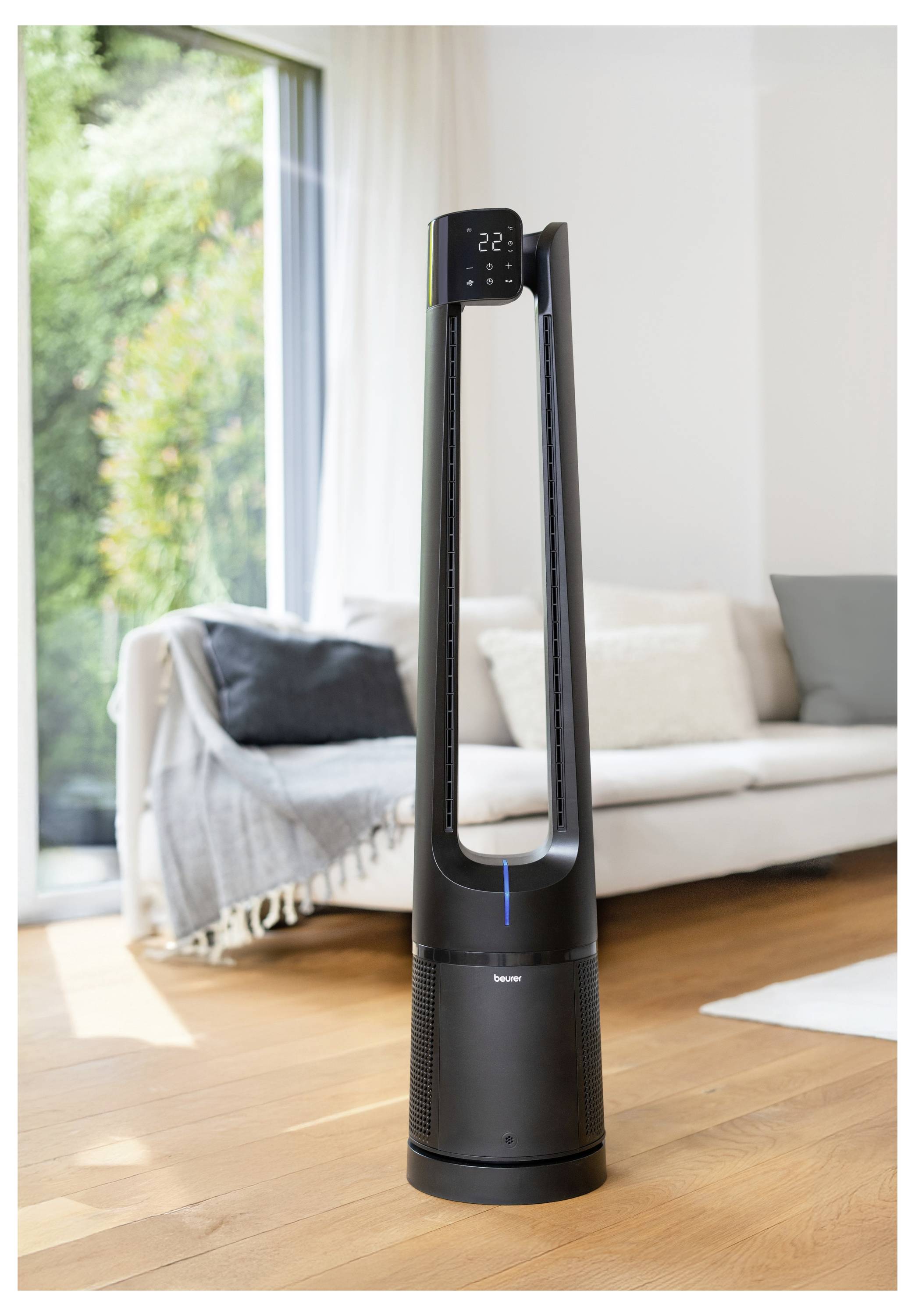 Ein schlanker, schwarzer Turmventilator mit digitaler Anzeige, die „22
