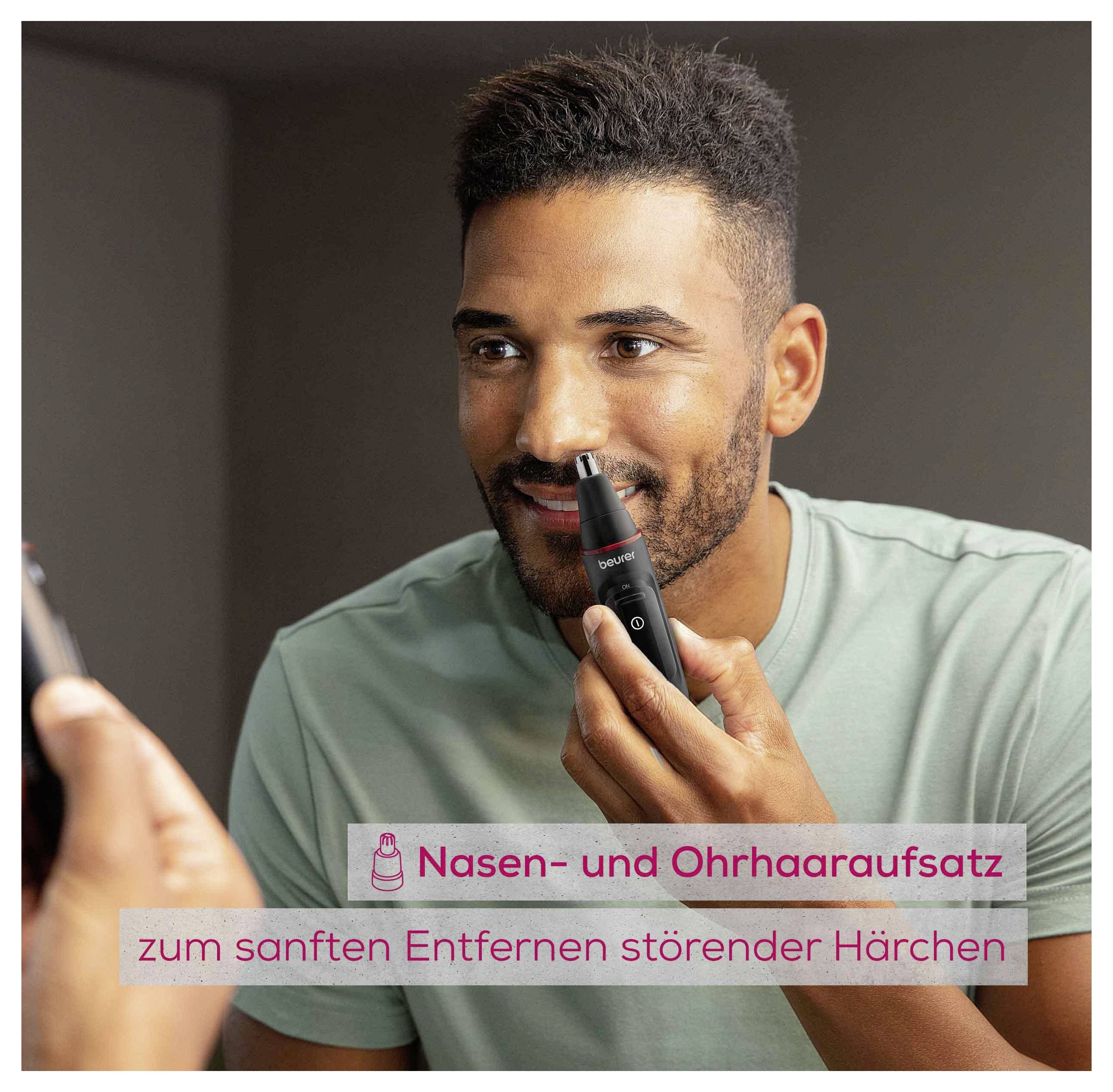 Eine Person verwendet einen Nasen- und Ohrhaaraufsatz vor einem Spiegel. Der Text lautet: „Nasen- und Ohrhaaraufsatz zum sanften Entfernen störender Härchen.