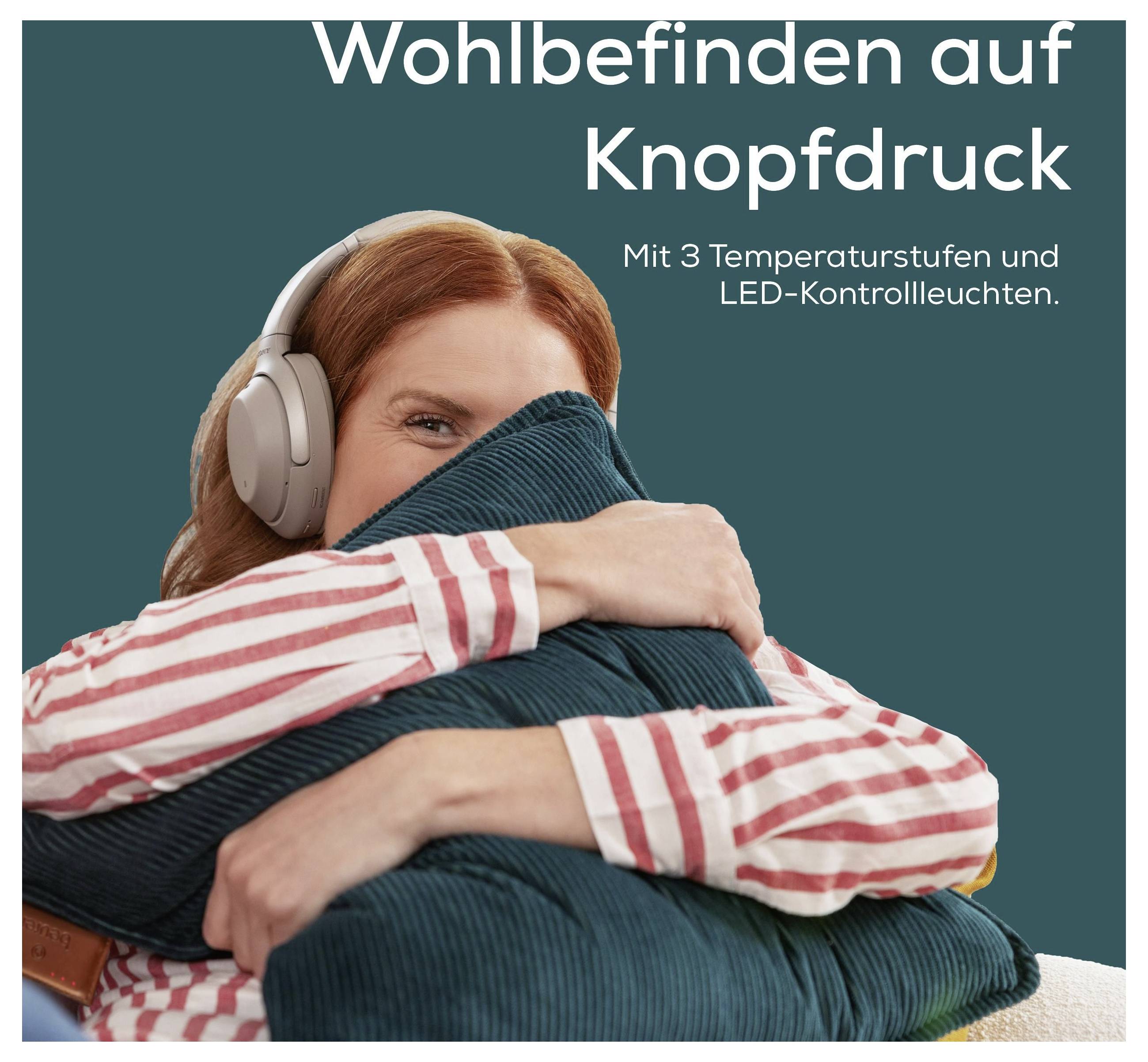 Person mit Kopfhörern, die ein Kissen umarmt. Text: „Wohlbefinden auf Knopfdruck. Mit 3 Temperaturstufen und LED-Kontrollleuchten.