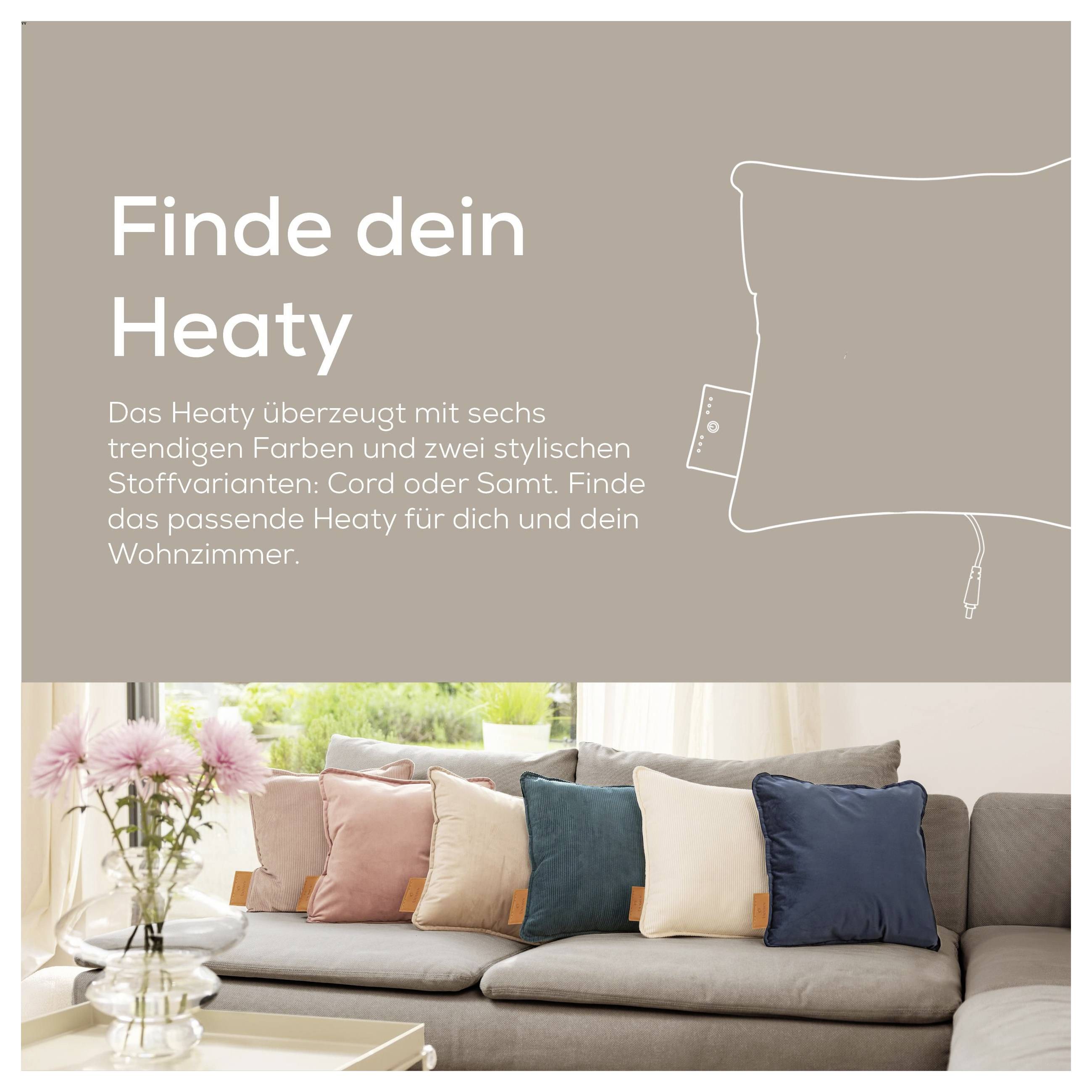 Sofa mit mehrfarbigen Kissen in einem Wohnzimmer. Der Text lautet: Finde dein Heaty. Sechs trendige Farben in Cord- oder Samtstoffen.