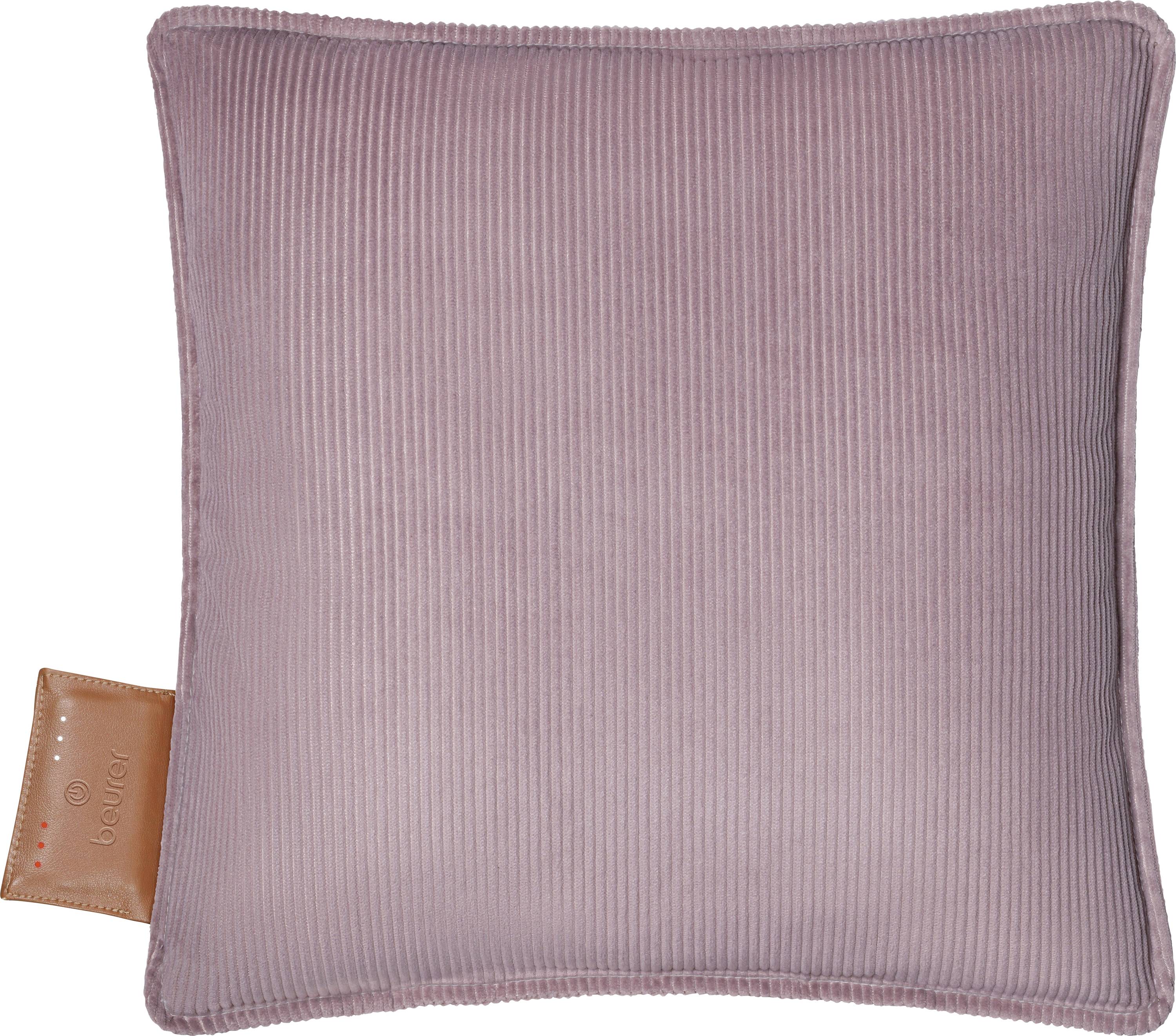 Ein quadratisches, bräunlich-rotes Kissen mit strukturiertem Streifenmuster und einem kleinen Lederetikett an der Seite mit eingraviertem Logo.