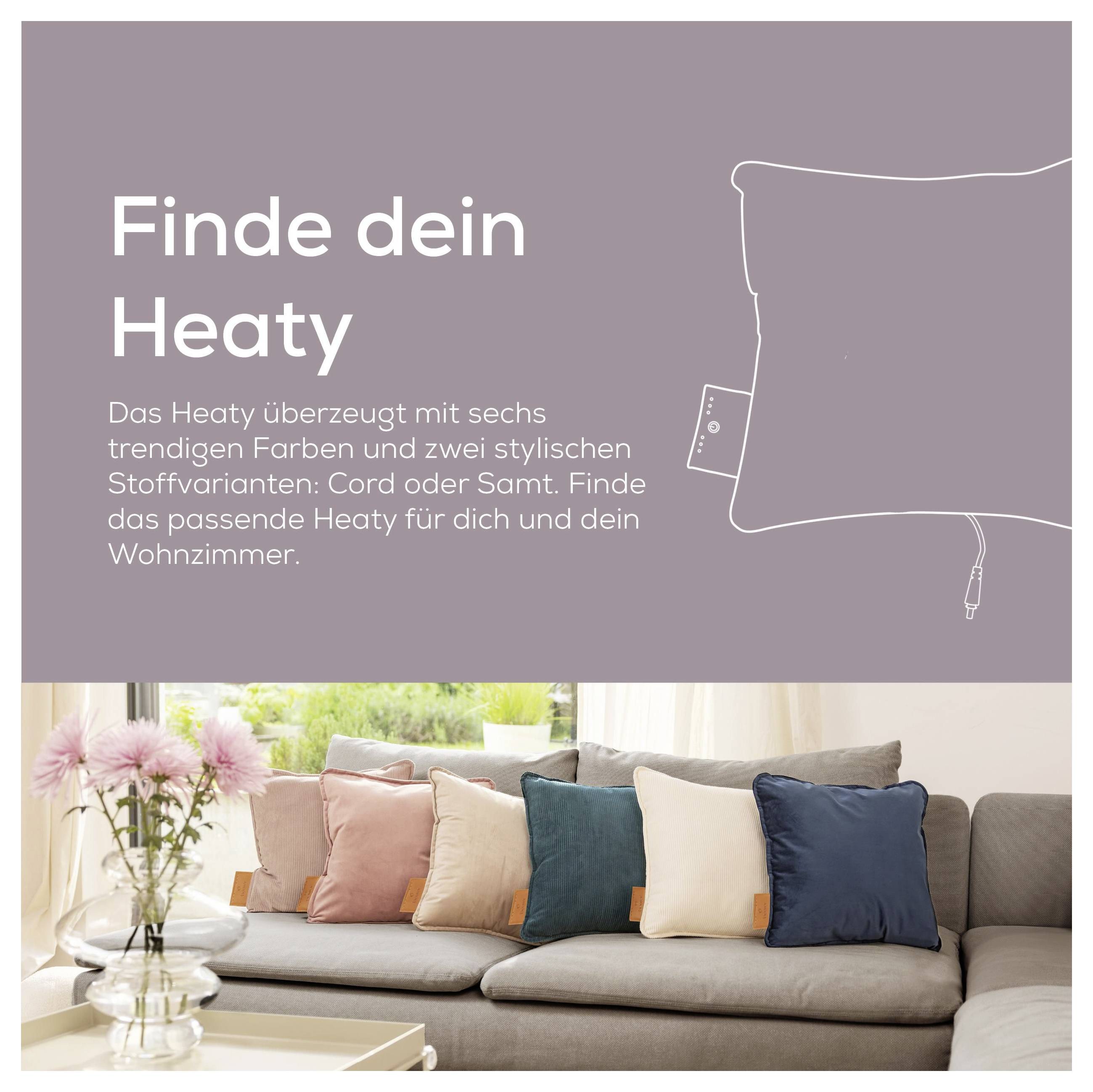 Ein Sofa, verziert mit bunten Kissen vor einem Fenster. Der Text bewirbt die Wahl des richtigen 'Heaty' in verschiedenen Farben und Stoffen.