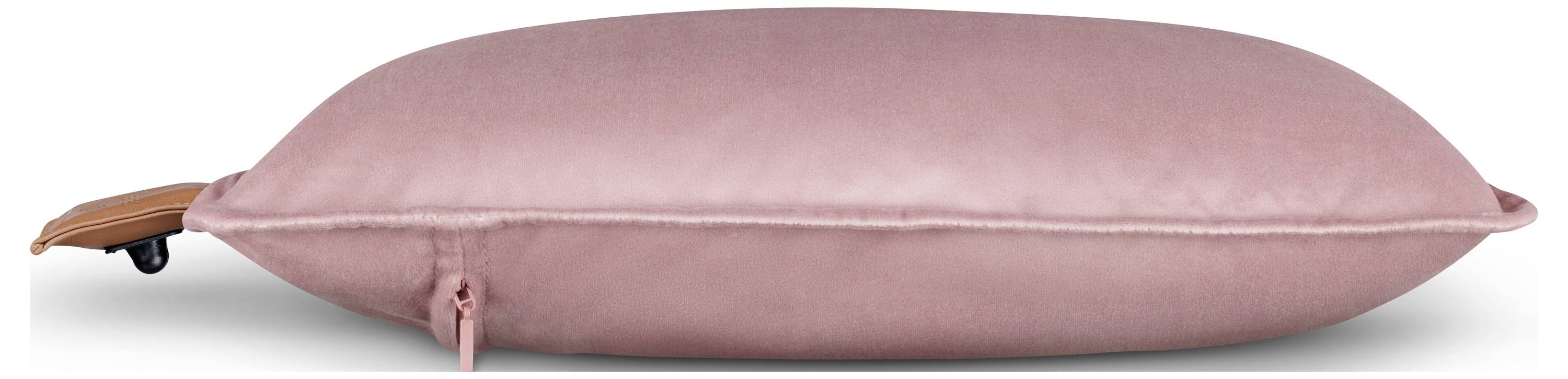 Ein rosa Reißverschluss-Kissen mit einer Lederklappe wird in Profilansicht gezeigt und hebt seine glatte Textur und rechteckige Form hervor.