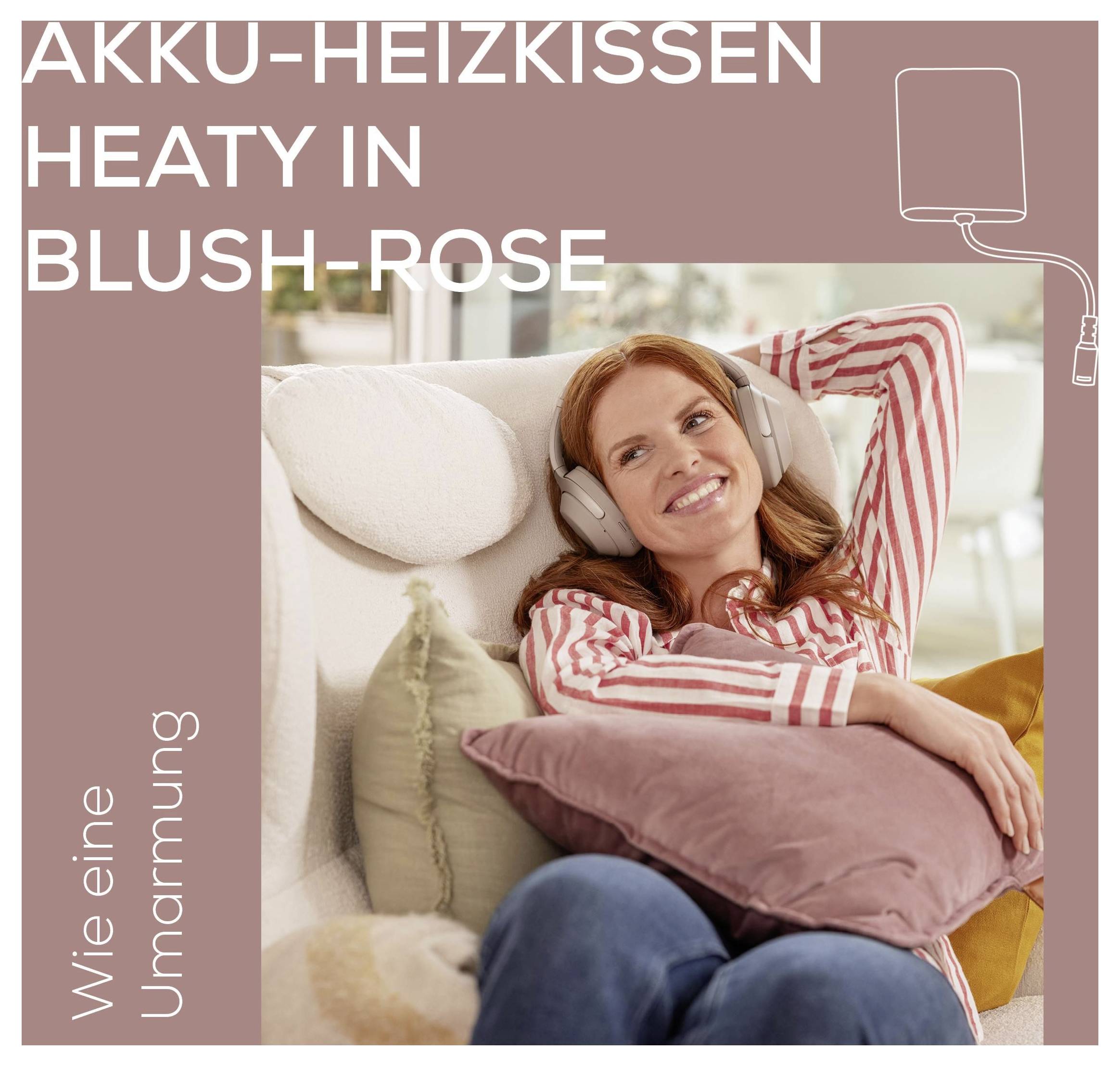Eine Frau mit Kopfhörern entspannt sich auf einem Sofa und hält ein Kissen. Der Text lautet „AKKU-HEIZKISSEN HEATY IN BLUSH-ROSE