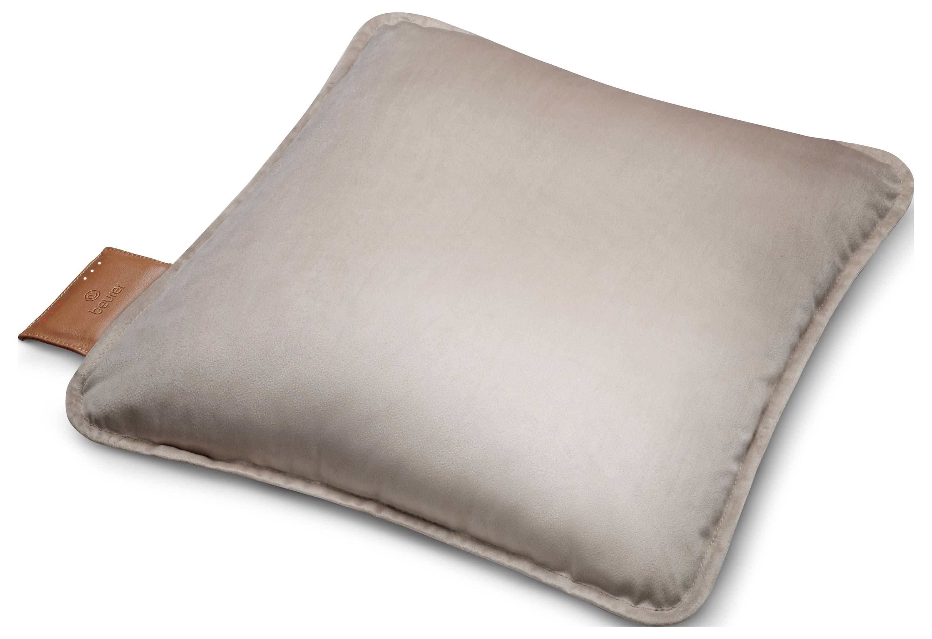 Ein quadratisches, beiges Lederkissen mit einem Lederetikett an einer Kante ruht auf einer weißen Oberfläche.