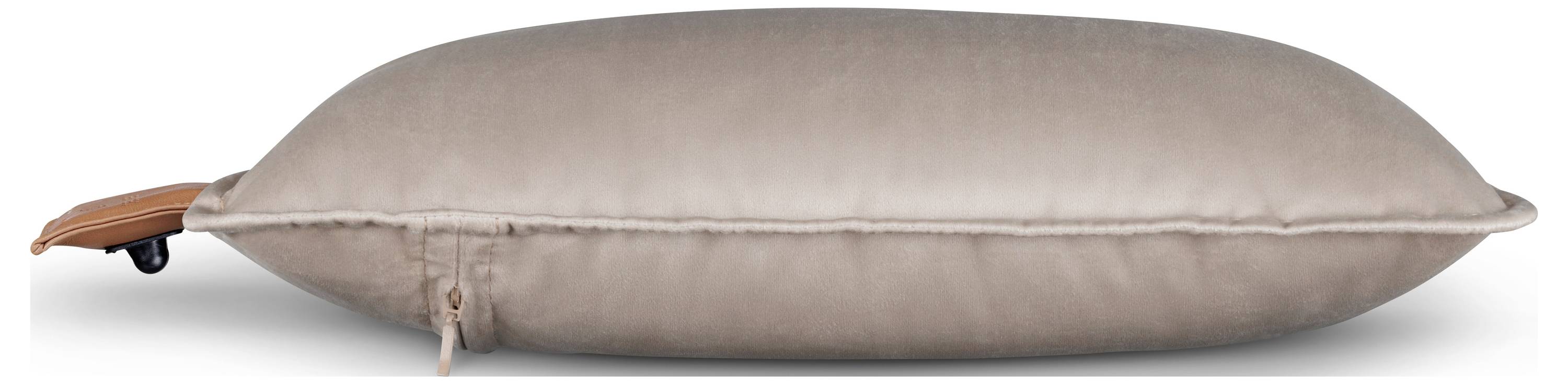 Ein braunes Lederbaseballhandschuh, zusammengefaltet und mit einem Kissen gefüllt zu Ausstellungszwecken.