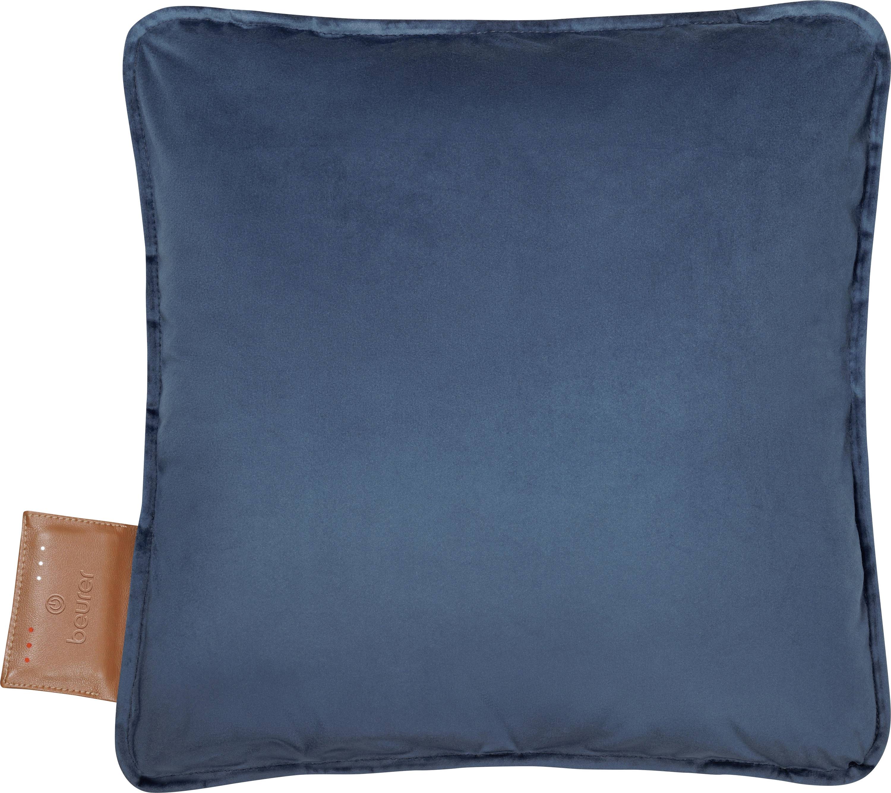 Ein marineblau samtiges Quadratkissen mit einem kleinen braunen Lederetikett an der Seite, auf dem ein geprägtes Markenlogo zu sehen ist.