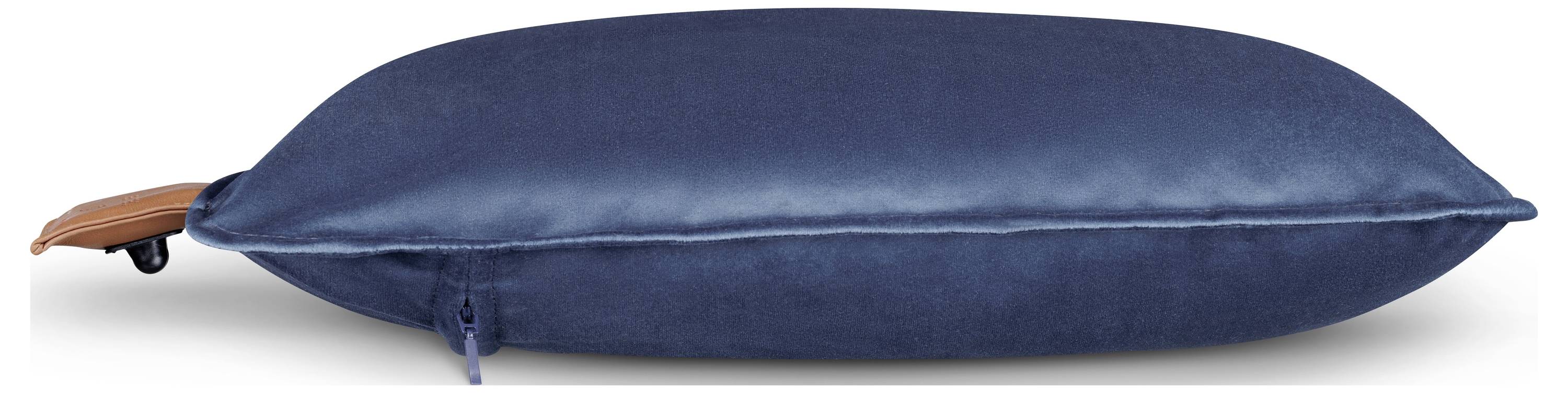 Ein tiefblauem Seidenkissen mit sichtbarem Reißverschluss und braunem Lederetikett an einer Ecke, das seine glatte Textur und elegantes Design zur Schau stellt.