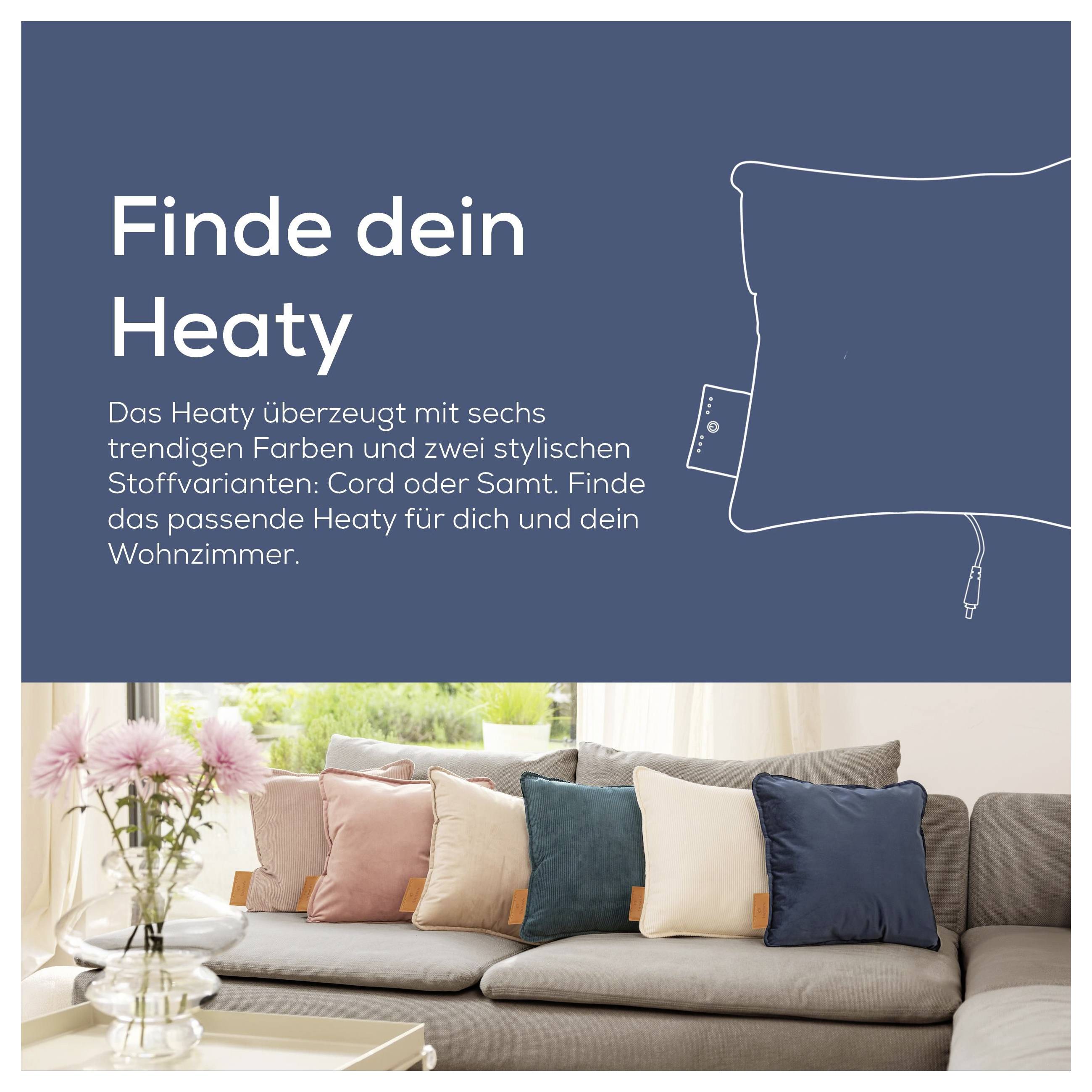 „Sofa mit bunten Kissen in einem Wohnzimmersetting unter Text über die Auswahl eines stilvollen ‚Heaty' mit Schnur- oder Samtstoffoptionen.