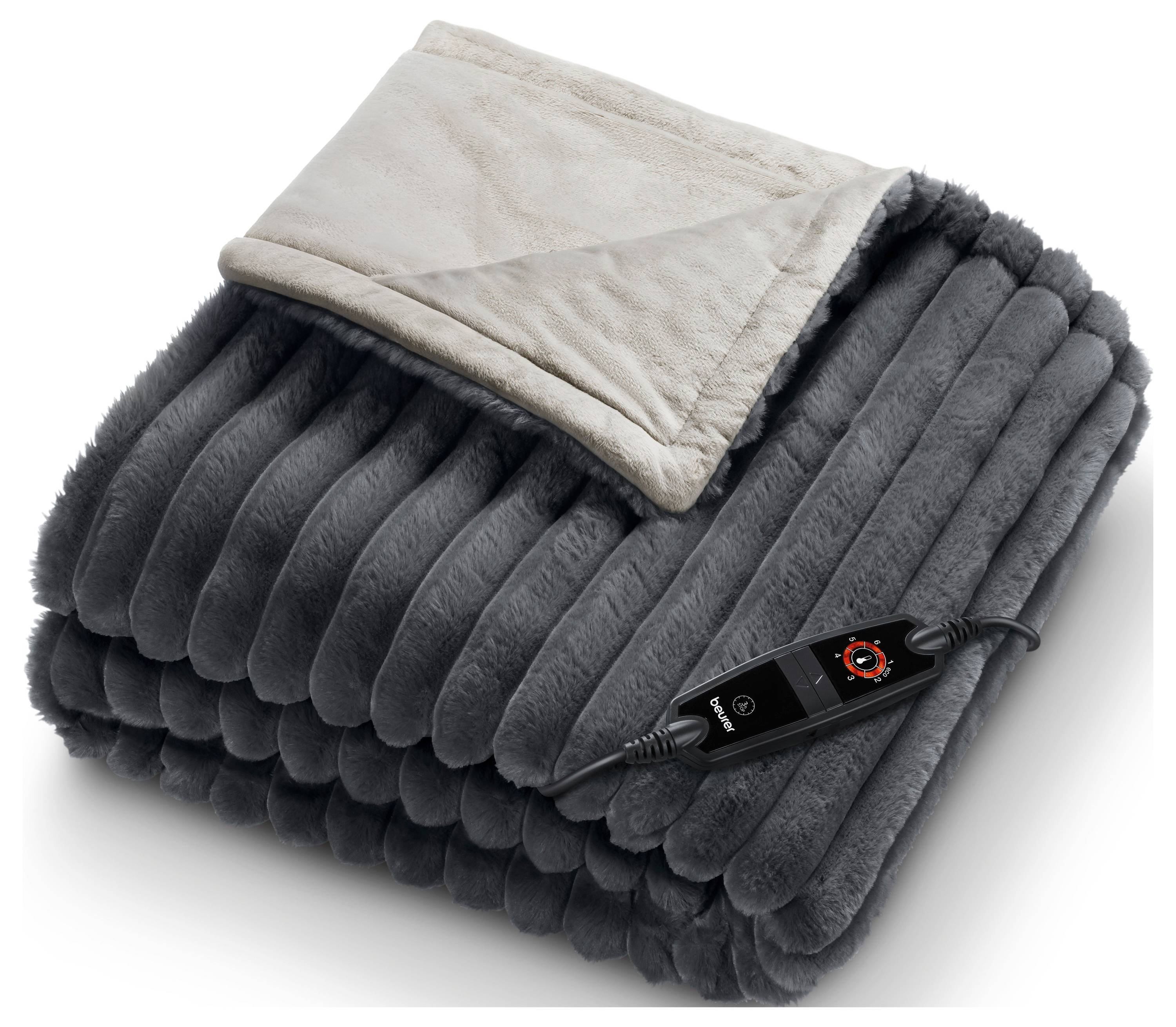 Eine zusammengefaltete graue Elektrowärmdecke mit einer Fernbedienung, die Einstellungen anzeigt, liegt auf einer Oberfläche. Die Decke hat eine weiche, gerippte Textur.