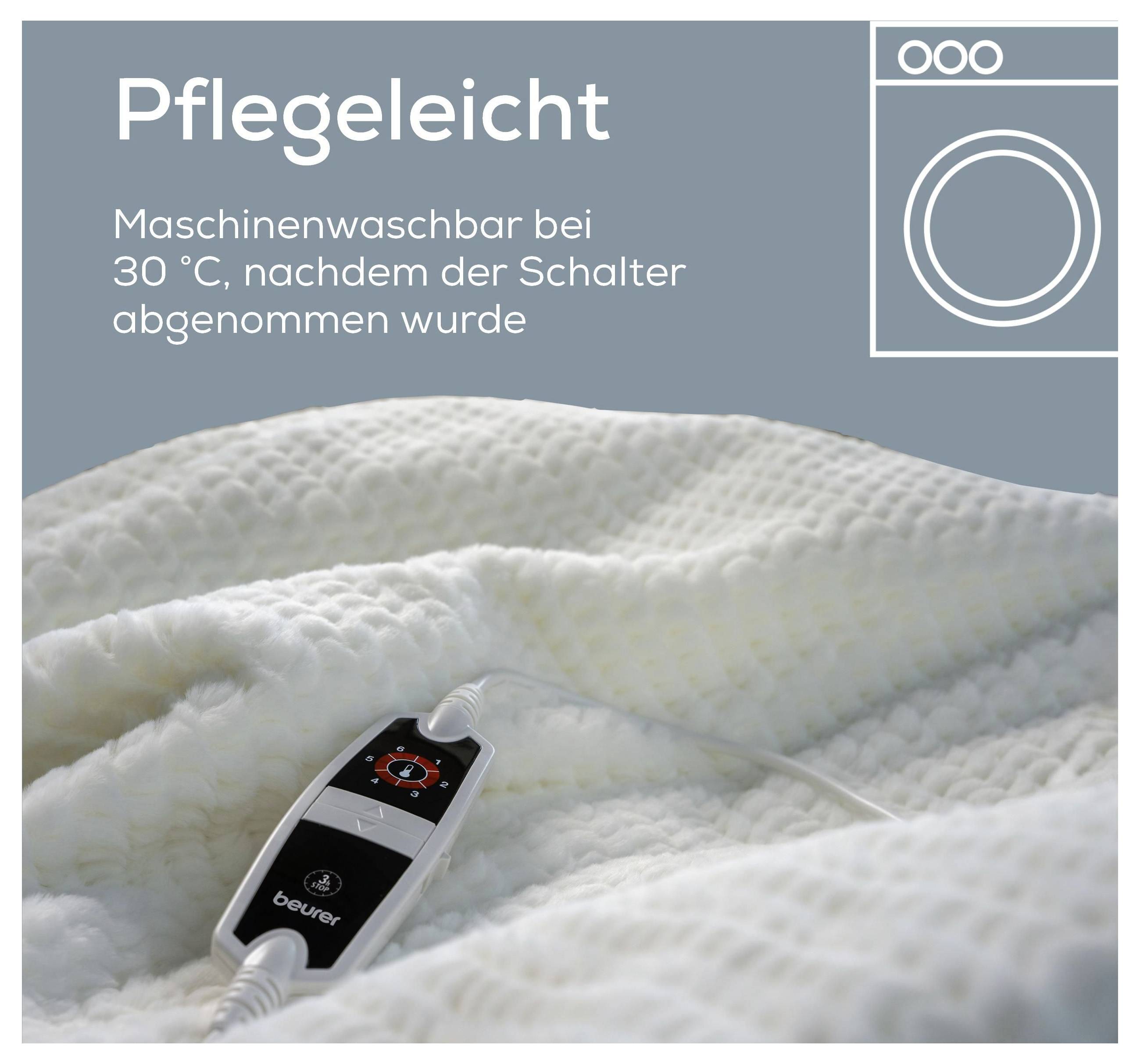 Ein weißes Tuch mit einer Bedienleiste ruht oben drauf, begleitet von Text mit Waschanweisungen für ein maschinenwaschbares Produkt.