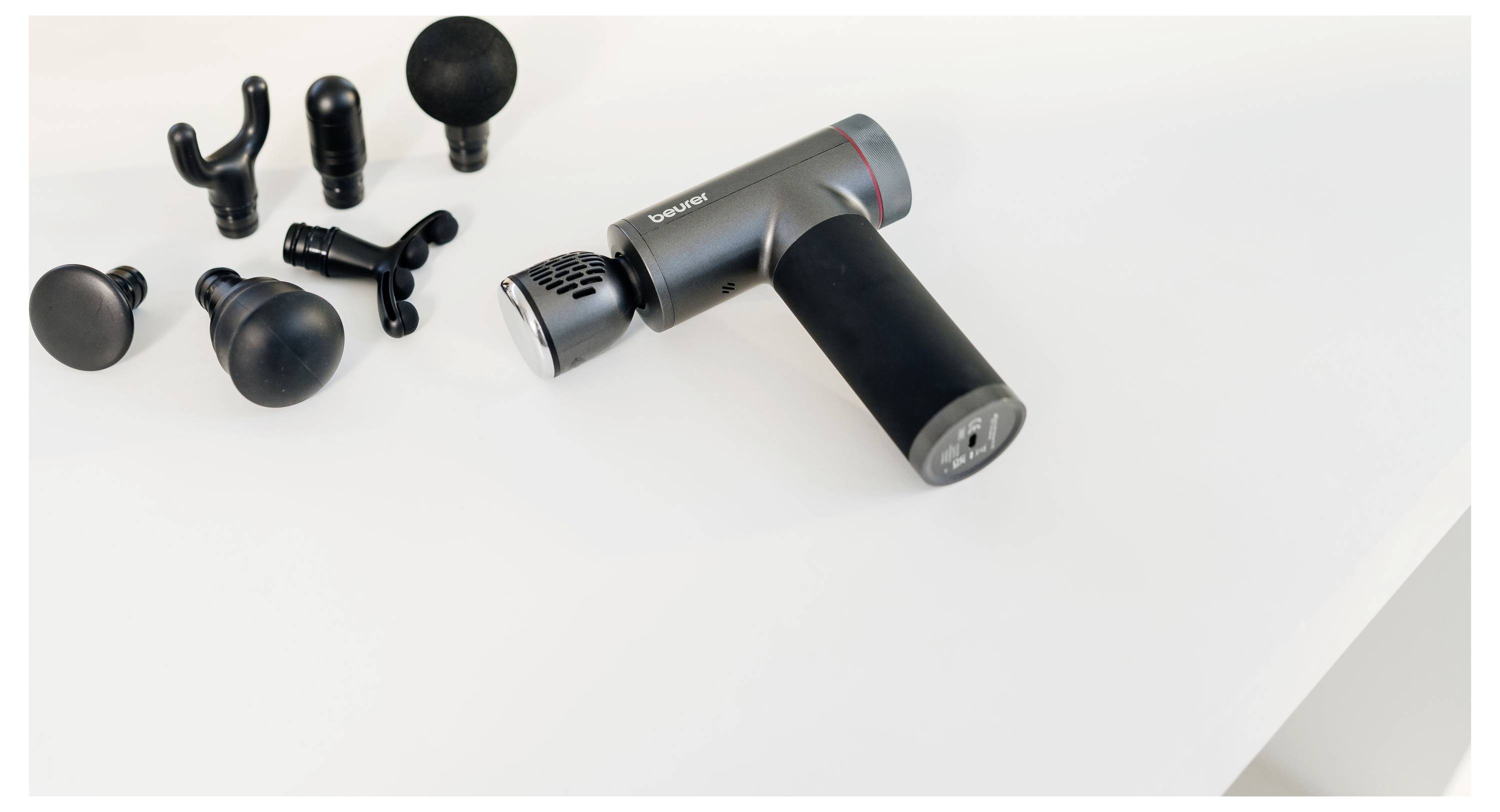 Ein Massagegerät mit verschiedenen austauschbaren Aufsätzen wird präsentiert, das Optionen für personalisierte Muskelentlastung und Entspannung zeigt.