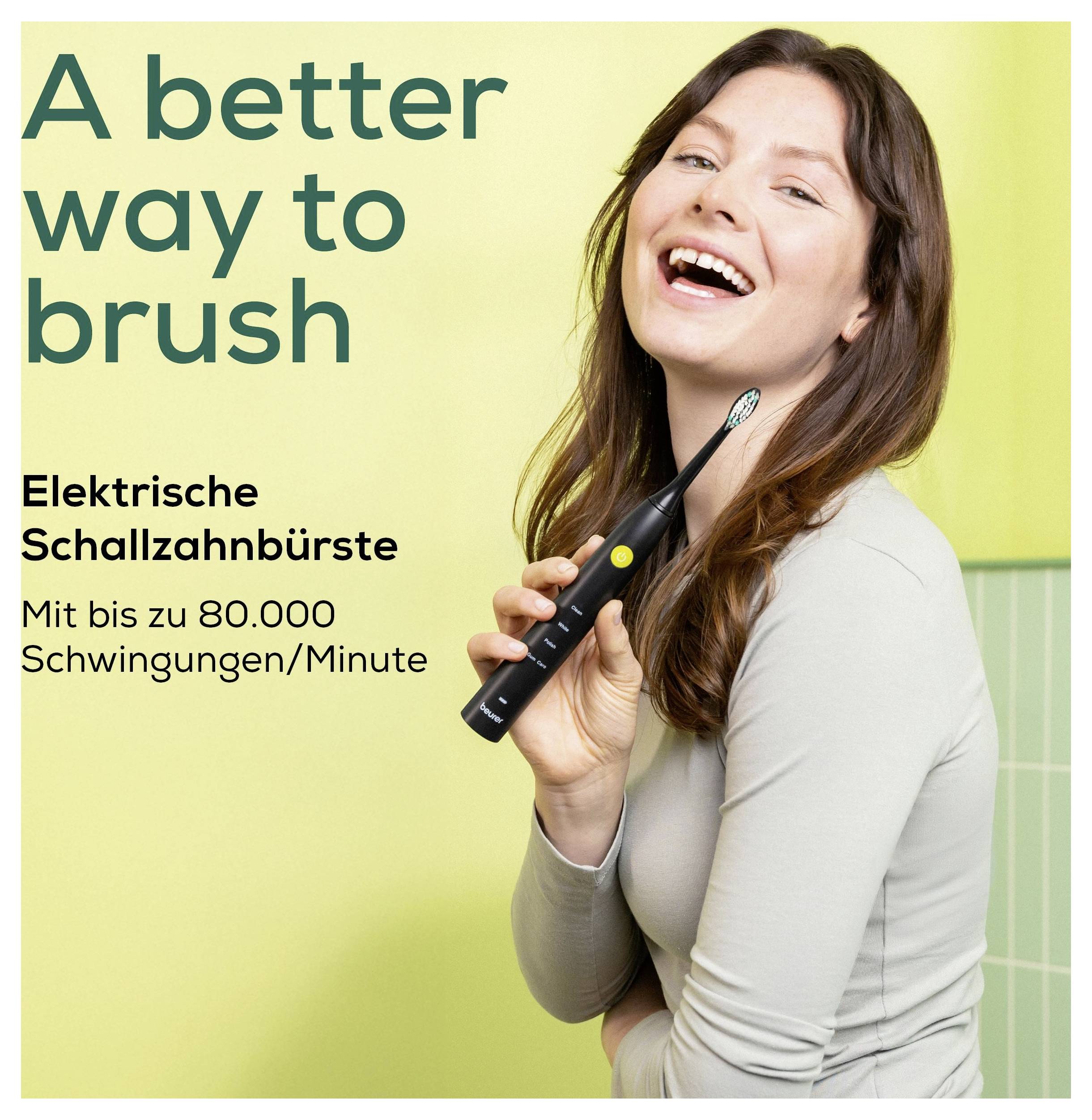 Eine Person lächelt, während sie eine elektrische Zahnbürste hält. Der Text lautet „Eine bessere Art zu putzen