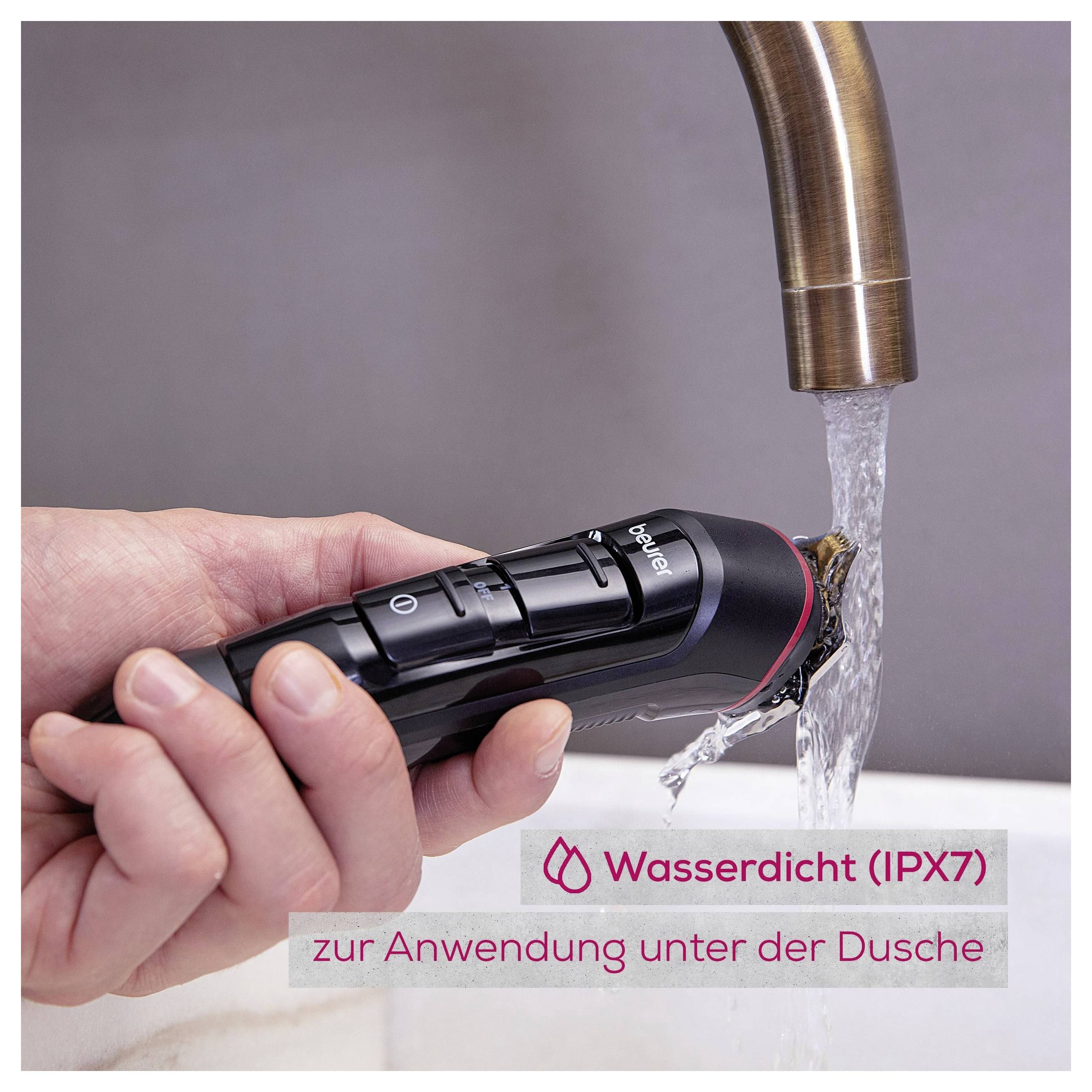 Eine Hand, die einen wasserdichten elektrischen Rasierer unter fließendem Wasser aus einem Wasserhahn hält, mit dem Text „Wasserdicht (IPX7) zur Anwendung unter der Dusche