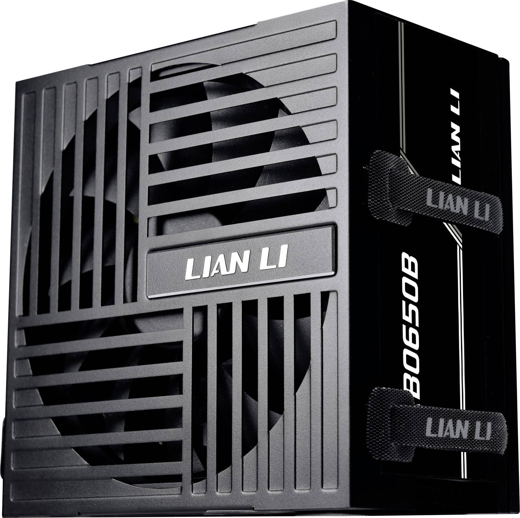 LIAN LI 650W-Stromversorgung in Schwarz mit großem Kühlventilator und gekennzeichneten Kabeln. Bietet zuverlässige Stromversorgung für PC-Komponenten.