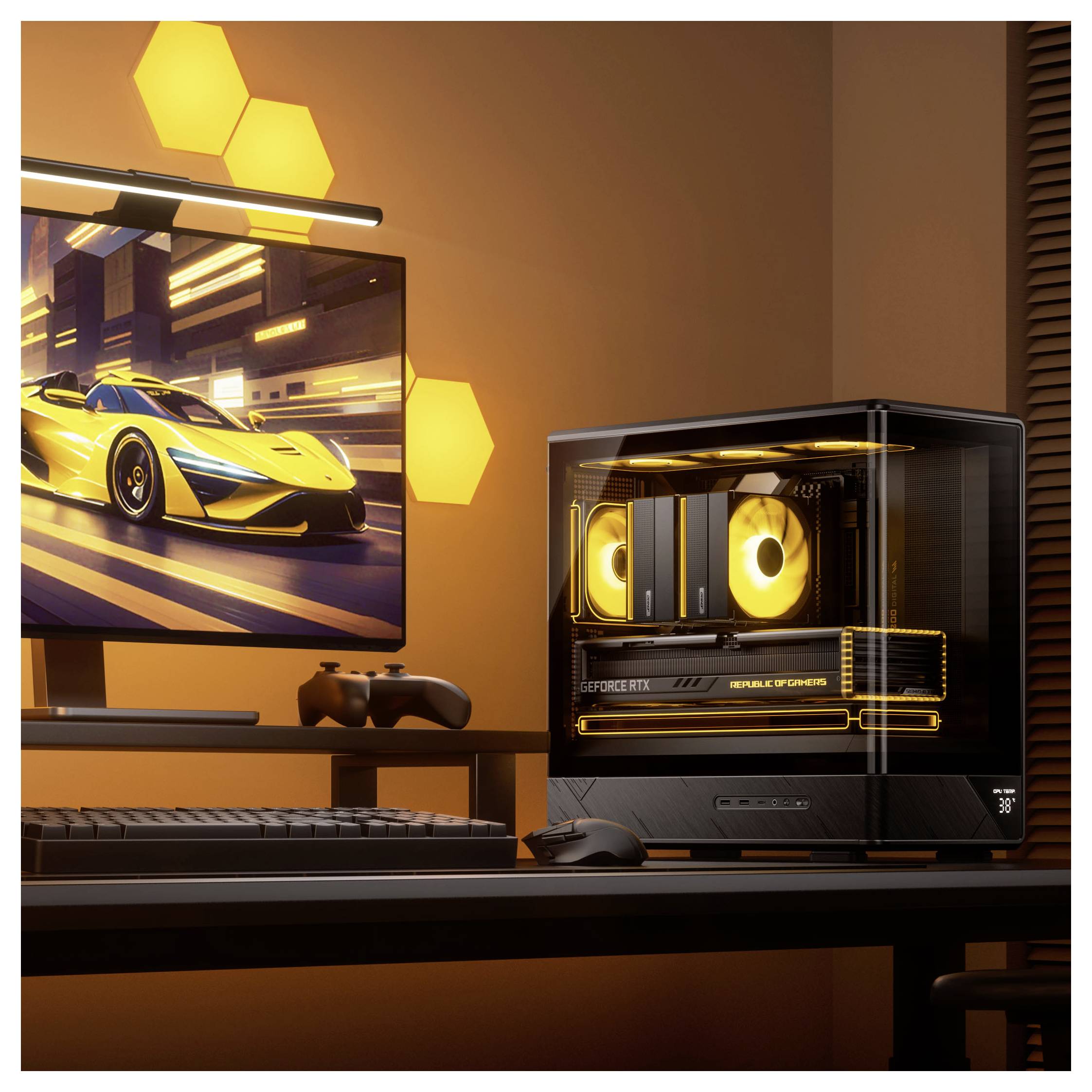 Ein Gaming-Setup mit einem eleganten Computer mit leuchtenden orangen Akzenten neben einem Monitor, der ein futuristisches Auto in einer digitalen Stadtlandschaft anzeigt.