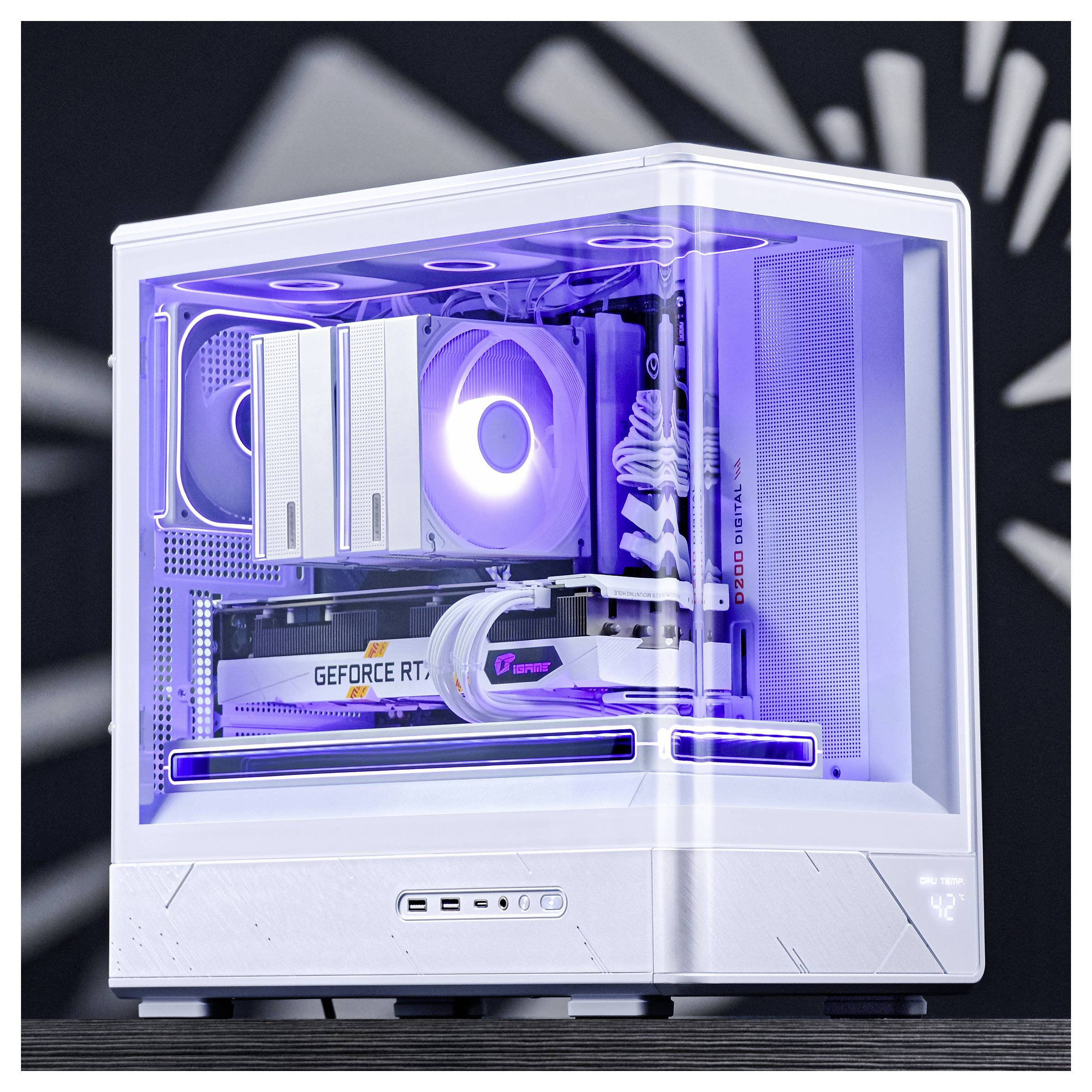 Ein weißer Gaming-PC mit transparentem Seitenpanel, das beleuchtete interne Komponenten und eine GeForce RTX-Grafikkarte zeigt.