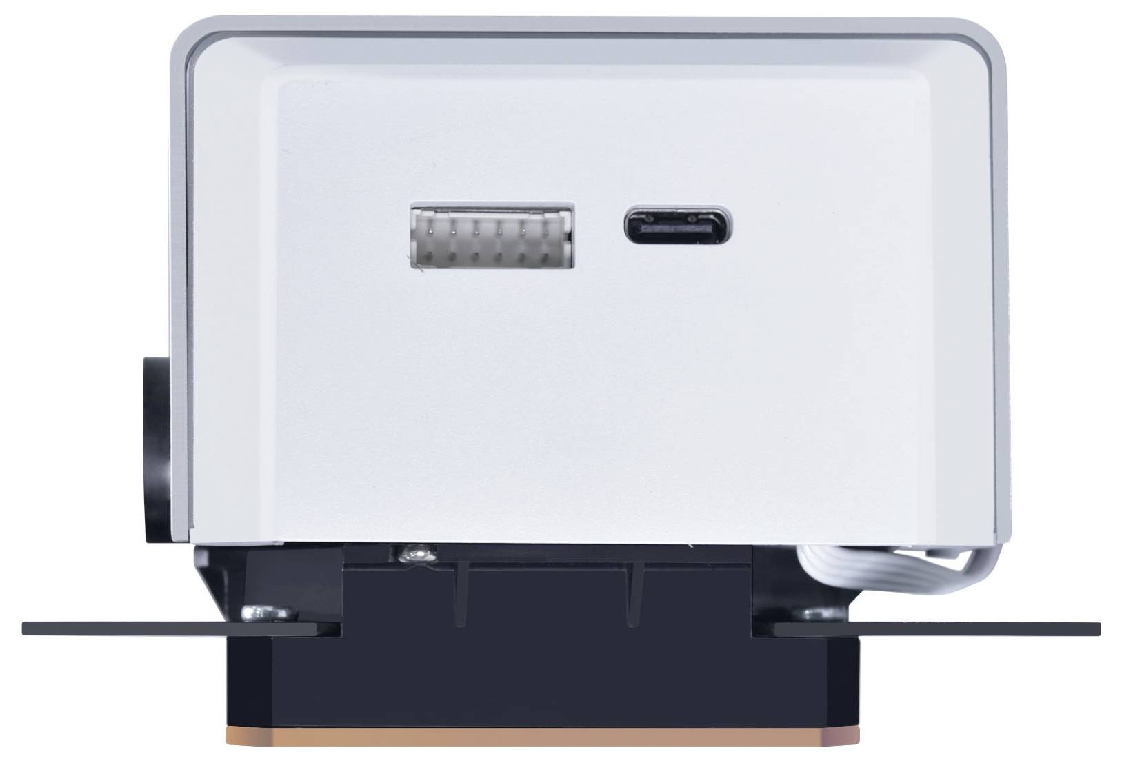 Ein weißes elektronisches Gerät mit kleinem Bildschirm, USB-C-Anschluss und strukturierter Taste, montiert auf einem schwarz-orangen Sockel.