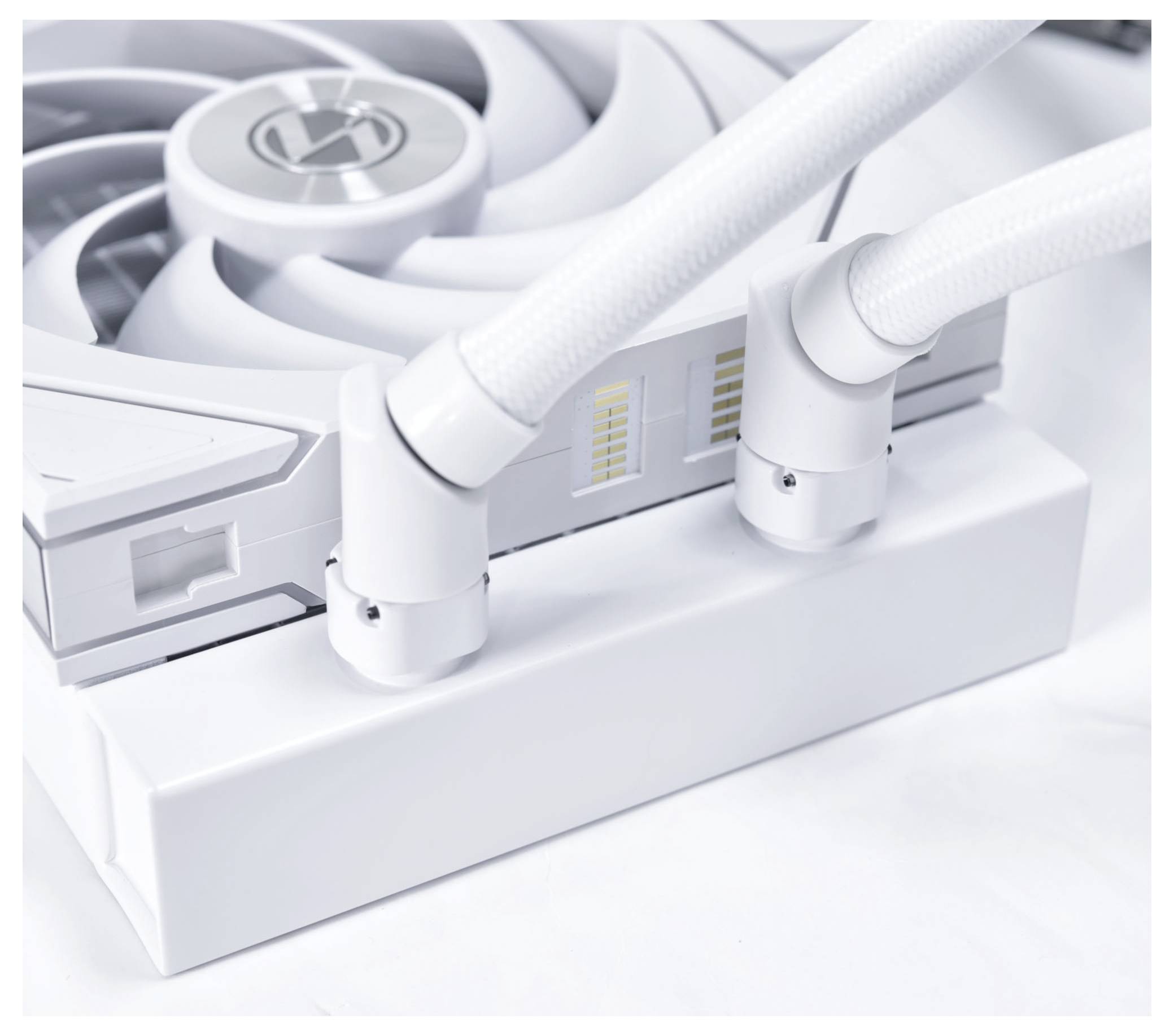 Weißer Computer-Kühlungslüfter mit zwei Schläuchen, die an der Basis angeschlossen sind, mit geometrischem Design und subtiler Markenbeschriftung auf weißem Hintergrund.