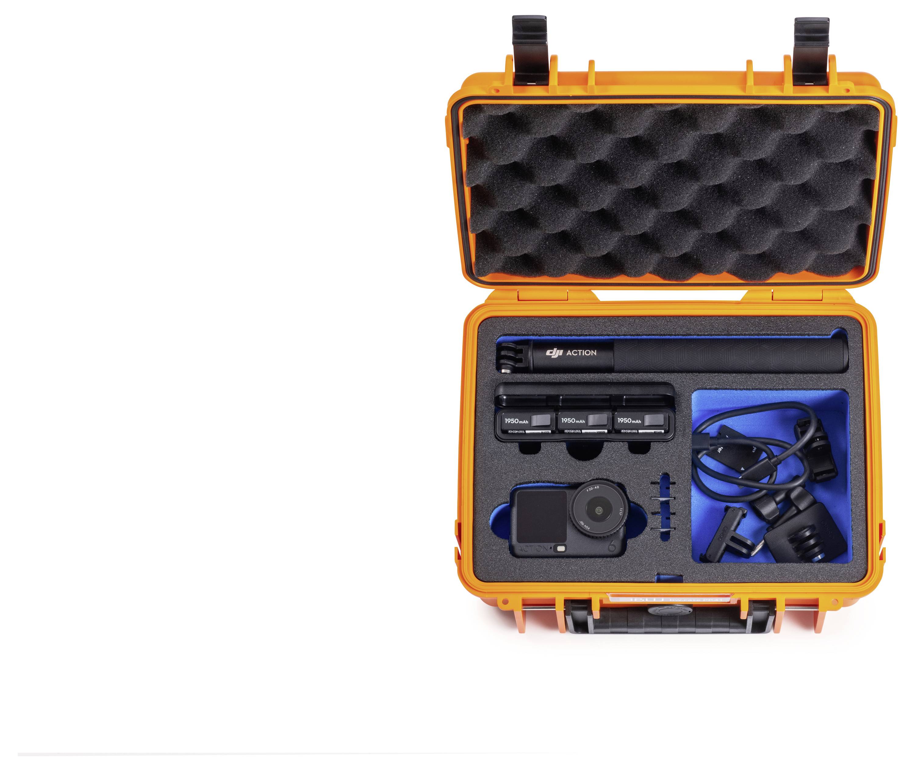 Ein orangefarbenes Schutzgehäuse öffnet sich und gibt eine kompakte Action-Kamera mit Zubehör frei, einschließlich eines kleinen Stativs, mehrerer Halterungen und eines Mikrofons.