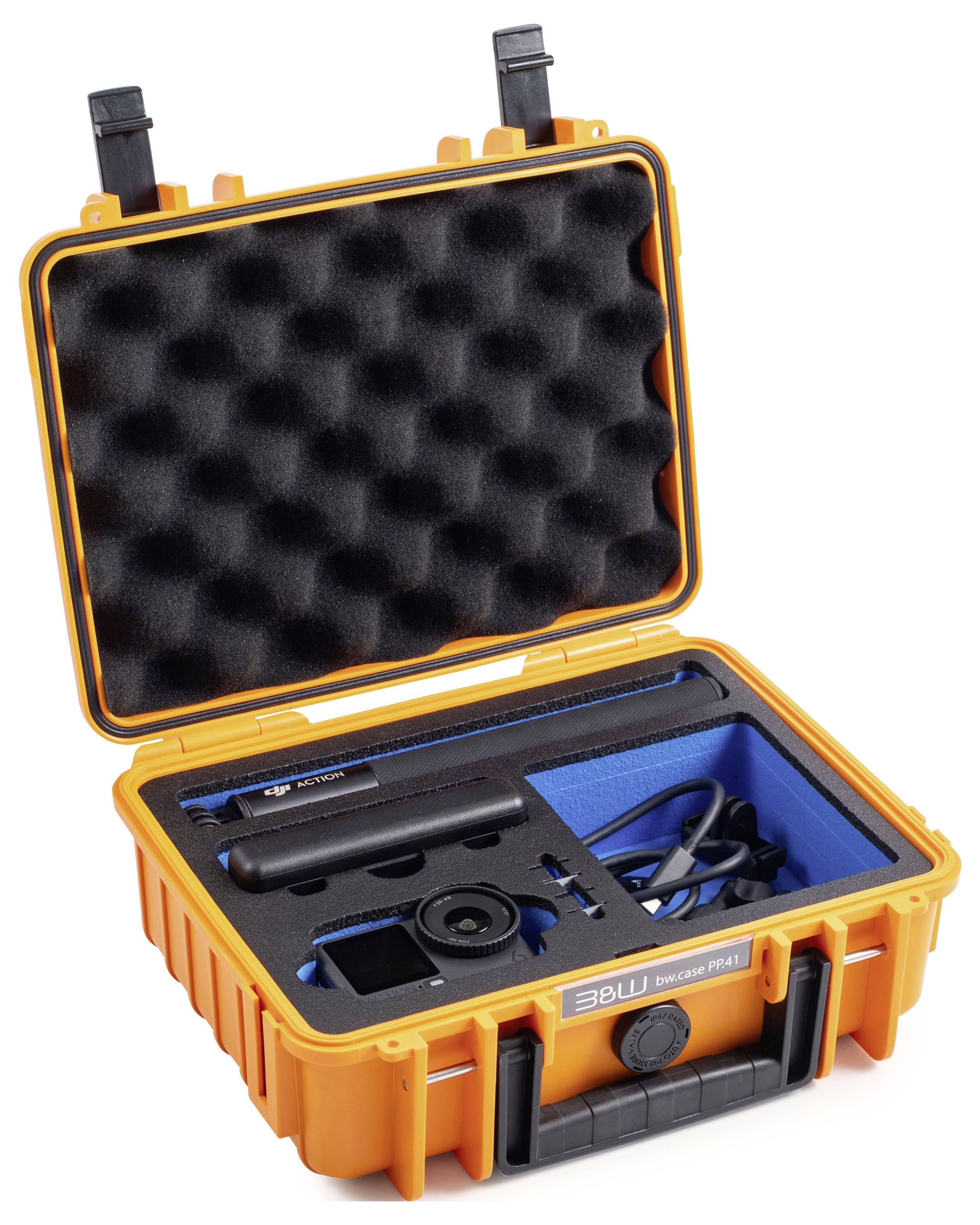 Ein orangefarbenes Schutzgehäuse mit Schaumstoffpolsterung enthält eine digitale Kamera, ein Objektiv und Zubehör, das ordentlich in maßgefertigten Fächern organisiert ist.