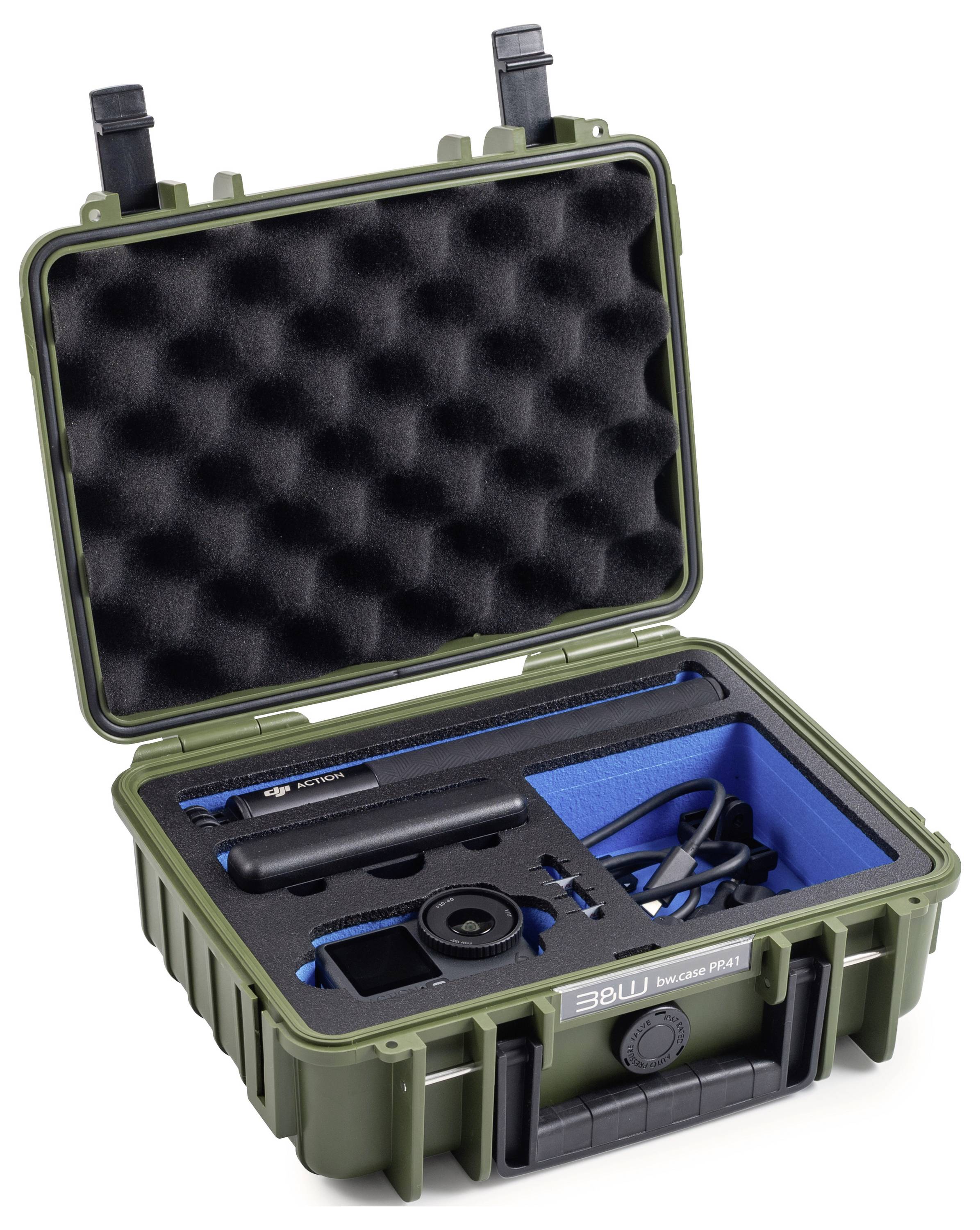 Ein offener, olivgrüner Hartschalenkoffer mit schaumstoffgepolstertem Deckel. Im Inneren befinden sich ein Mikrofon, Kabel und Zubehör sauber in maßgefertigten Fächern angeordnet.