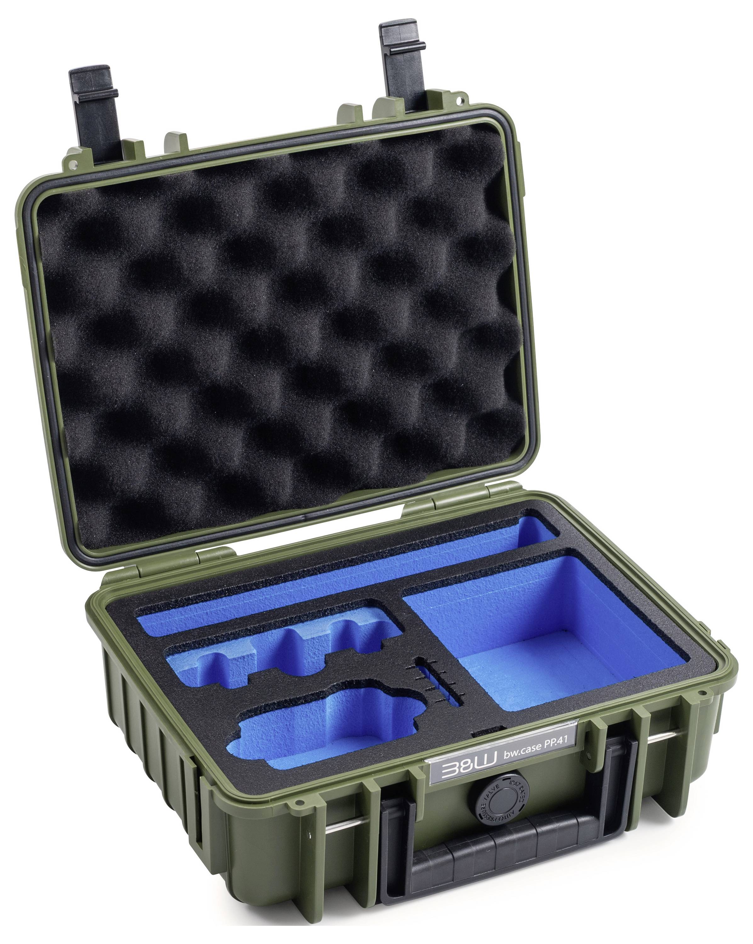 Ein offener, robuster grüner Transportkoffer mit Schaumstoffeinlagen, die Fächer zum sicheren Verstauen verschiedener Gegenstände zeigen.