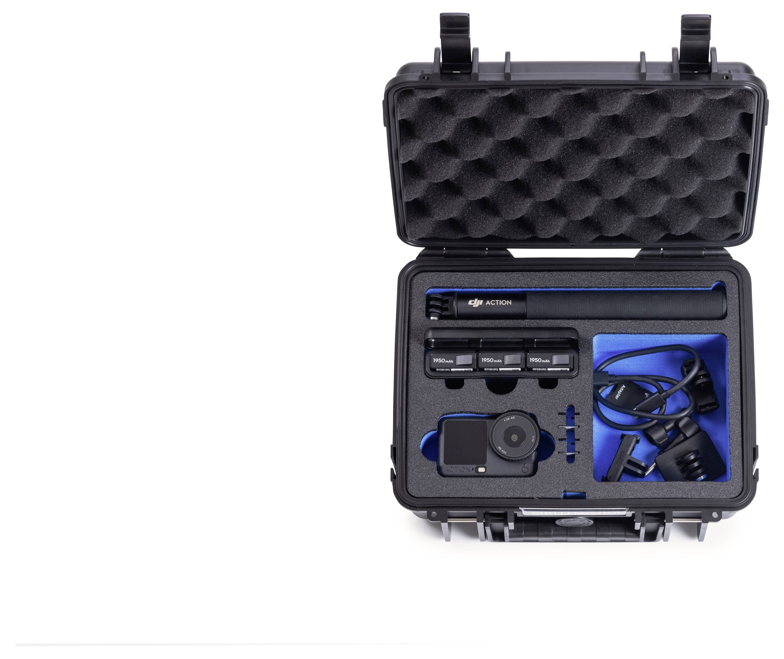 Kameratasche mit Schutzschaum hält eine Actionkamera, drei zylindrische Zubehörteile und Kabel, konzipiert für sichere Transport und Lagerung.