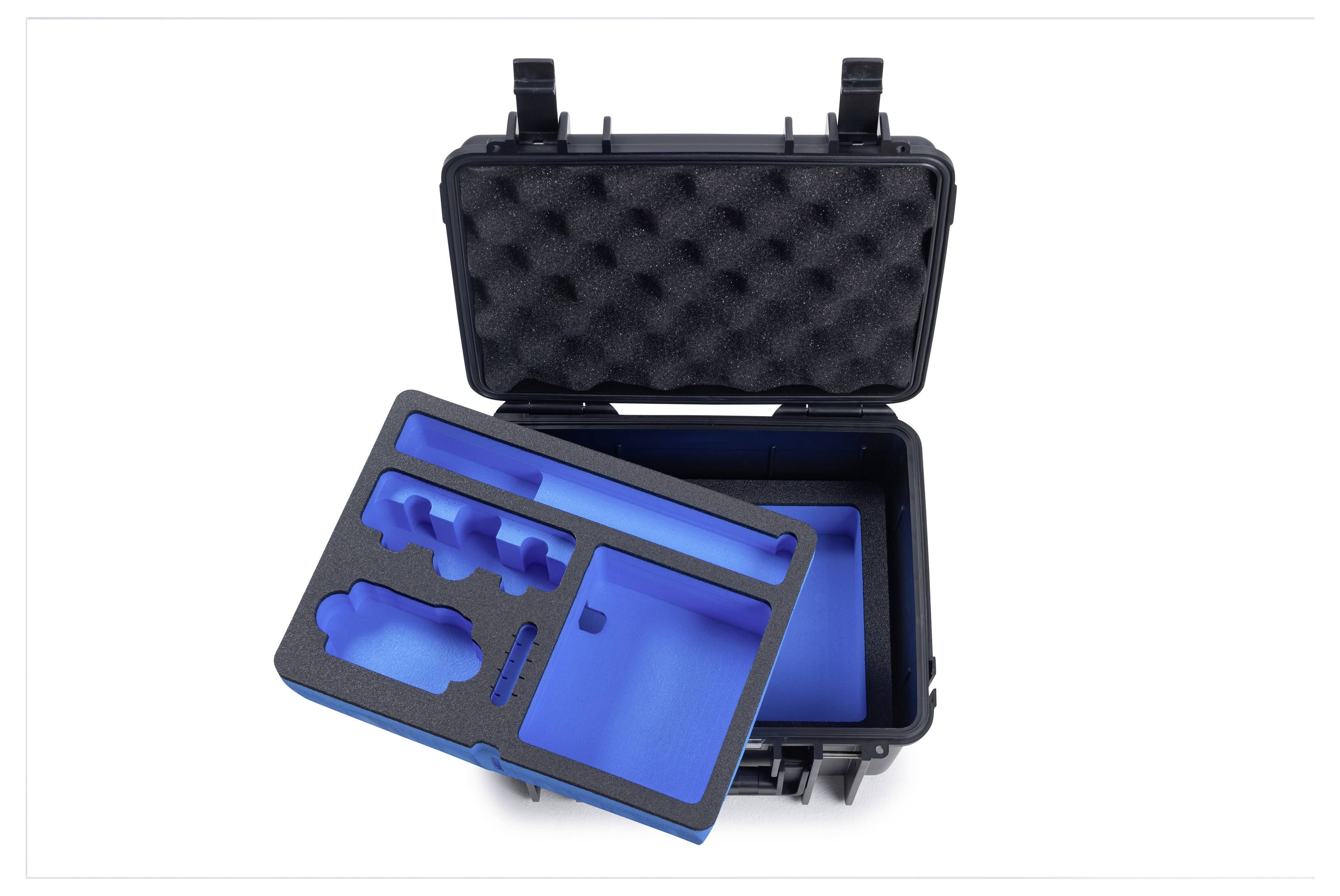 Ein schwarzes Schutzgehäuse mit geöffnetem Deckel zeigt eine blaue Schaumstoffeinlage mit maßgeschneiderten Fächern, die für präzise Lagerung von Gegenständen entwickelt wurde.