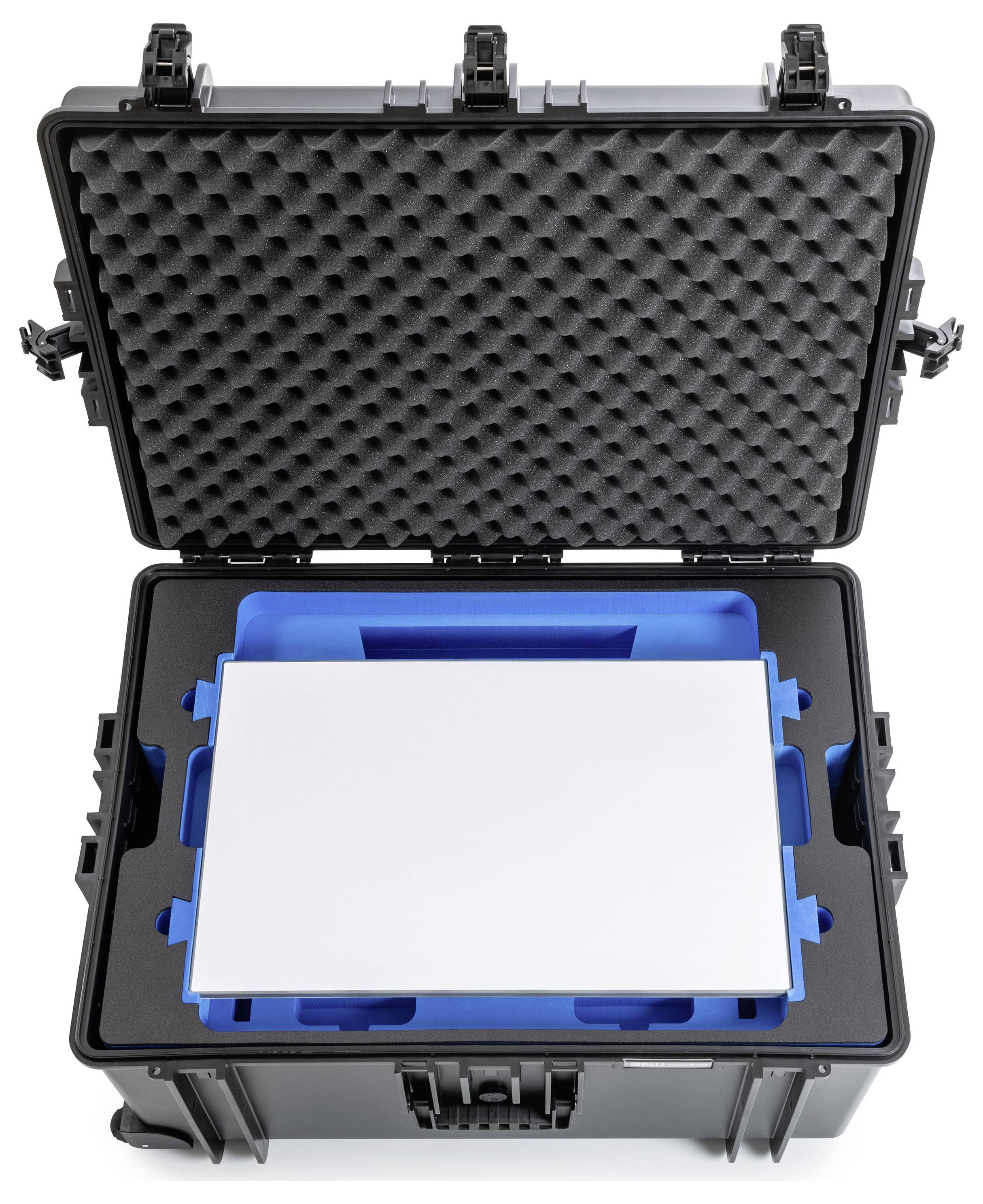 Ein schwarzes Hardcase mit einer blauen Schaumstoffeinlage und einem weißen rechteckigen Objekt in seinem geöffneten Inneren, prominent positioniert.
