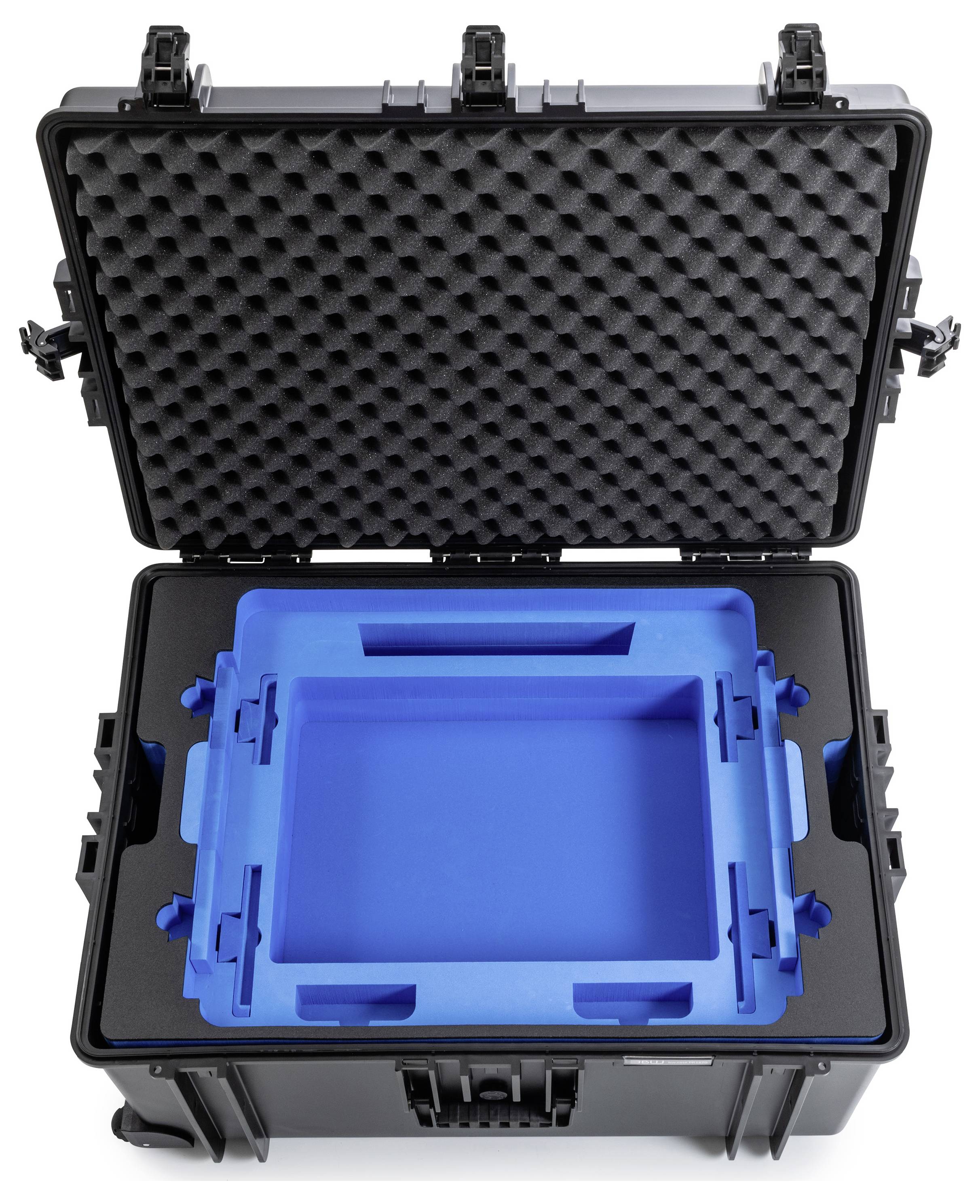Offener schwarzer Schutzkoffer mit maßgefertigtem blauem Schaumstoffinnern, das Fächer zur Sicherung empfindlicher Gegenstände während des Transports zeigt.