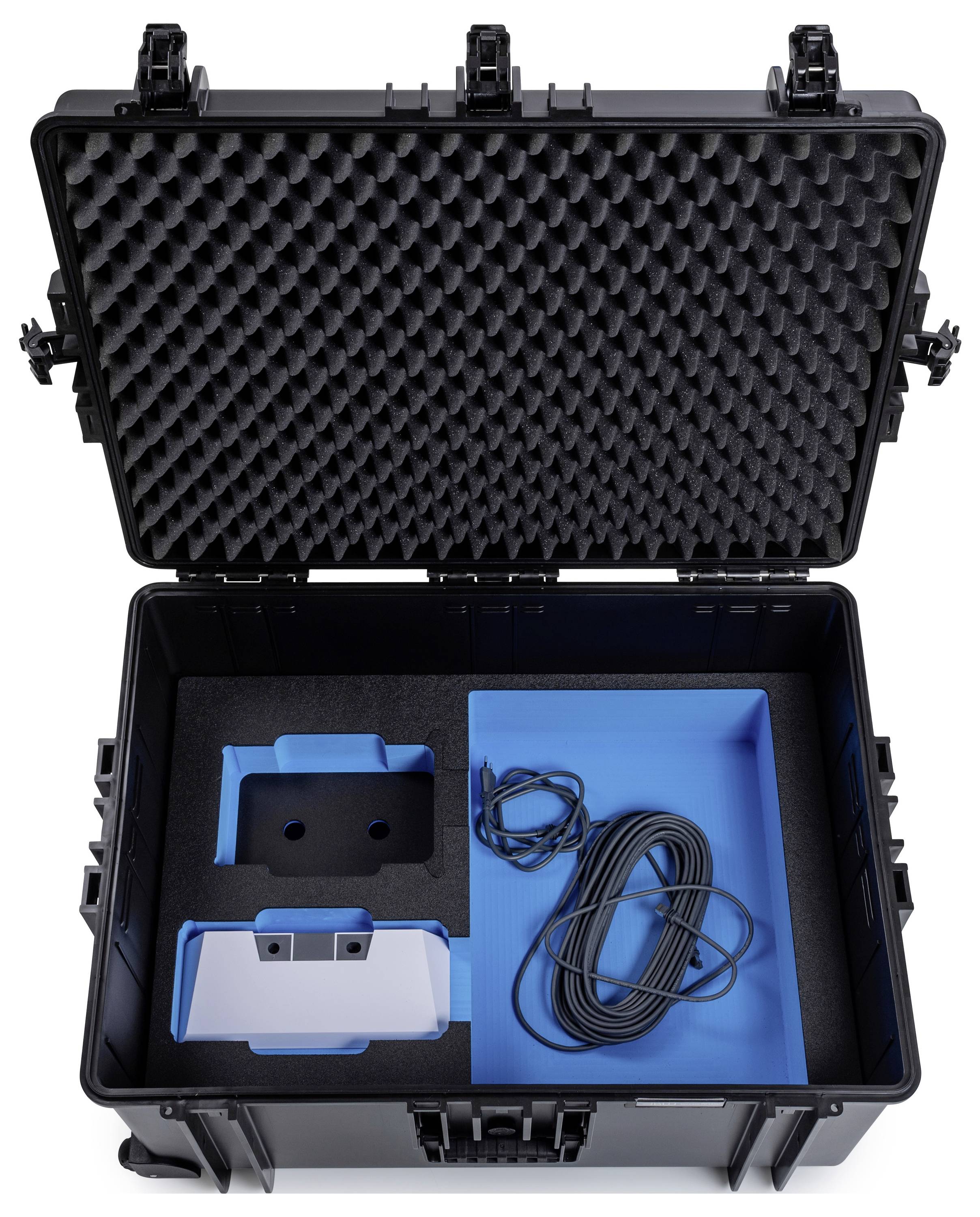 „Eine offene gepolsterte Schutztasche mit elektronischer Ausrüstung, einschließlich eines Geräts und eines aufgerollten Kabels, organisiert in maßgefertigten Schaumstoff-Fächern.