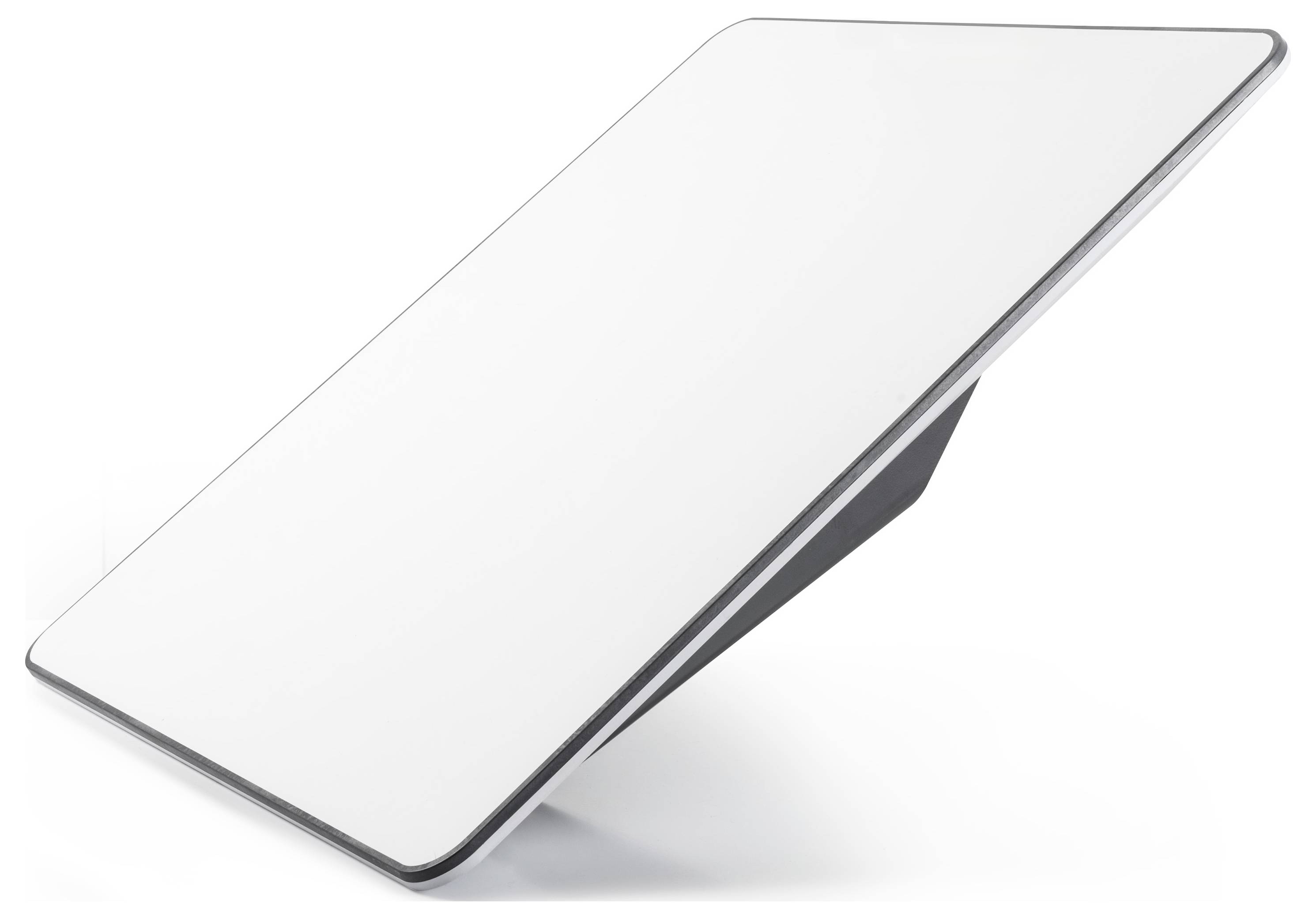 Ein schlankes, weißes, rechteckiges elektronisches Gerät mit einem dunklen Ständer, das in einem leichten Winkel positioniert ist und moderne Technologie andeutet.