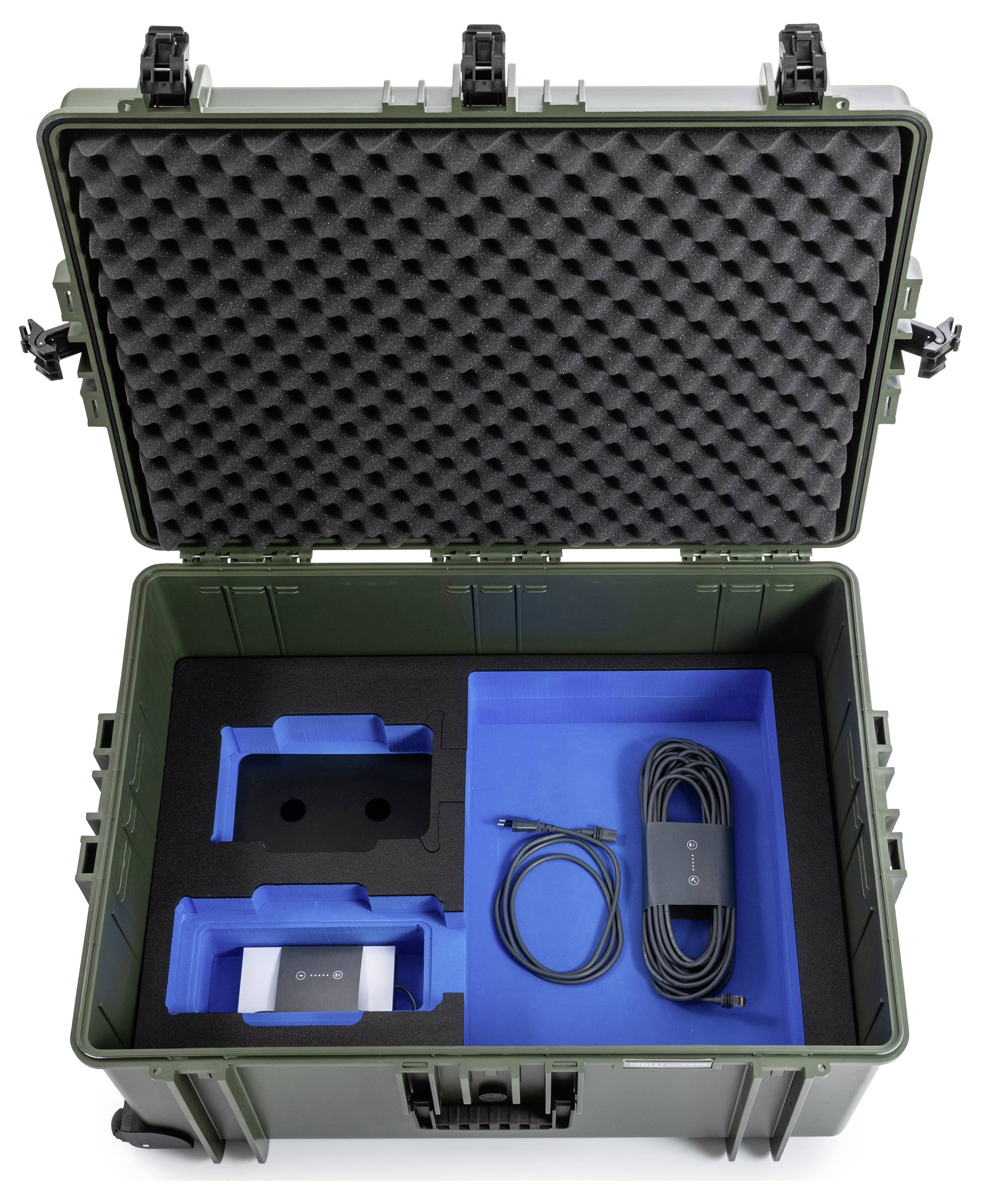 Schutzausrüstungskoffer mit Schaumstoff-Einsätzen, der ein VR-Headset, Kabel und Adapter enthält.