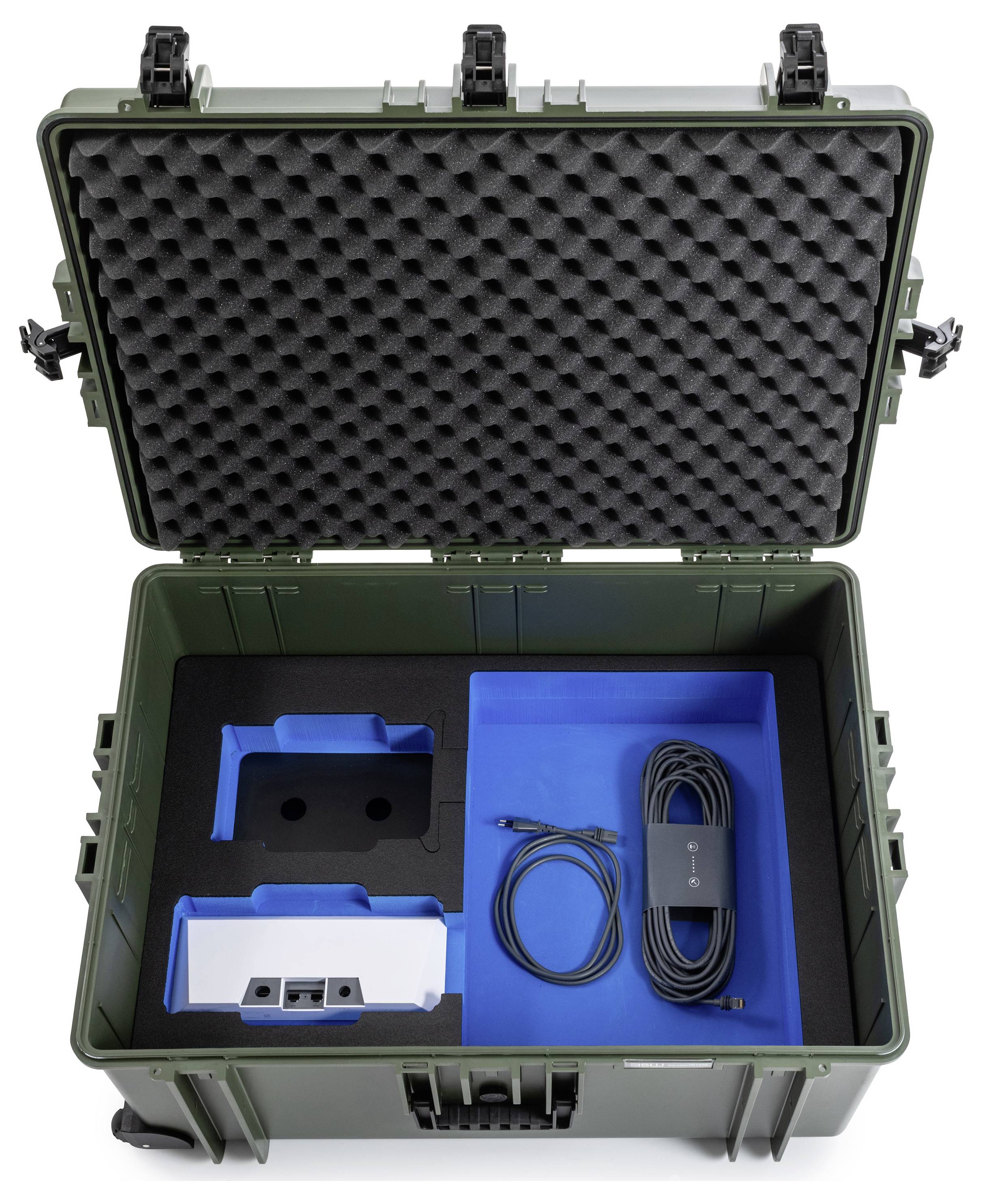 Ein offener, grüner, hartschaliger Koffer mit Schaumstoffpolsterung, der einen ordentlich angeordneten weißen Projektor, Kabel und einen schwarzen Adapter in blauem Schaumstoff enthält.