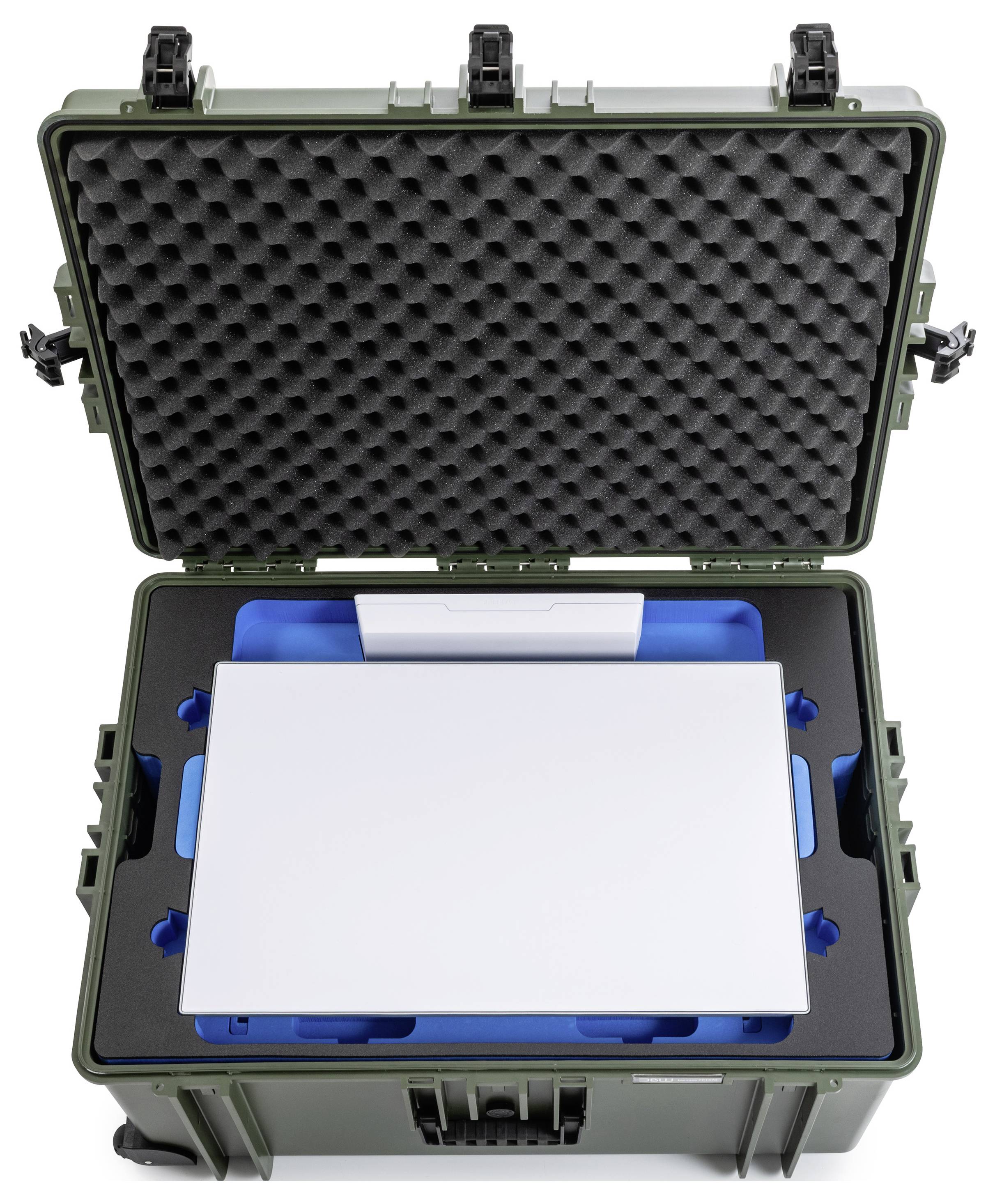 Ein offenes, robustes Etui mit Schaumstoffinnenseite enthält ein weiß-blaues Objekt, wahrscheinlich für sicheren Transport oder Lagerung. Der Koffer hat Verschlüsse und einen Griff.