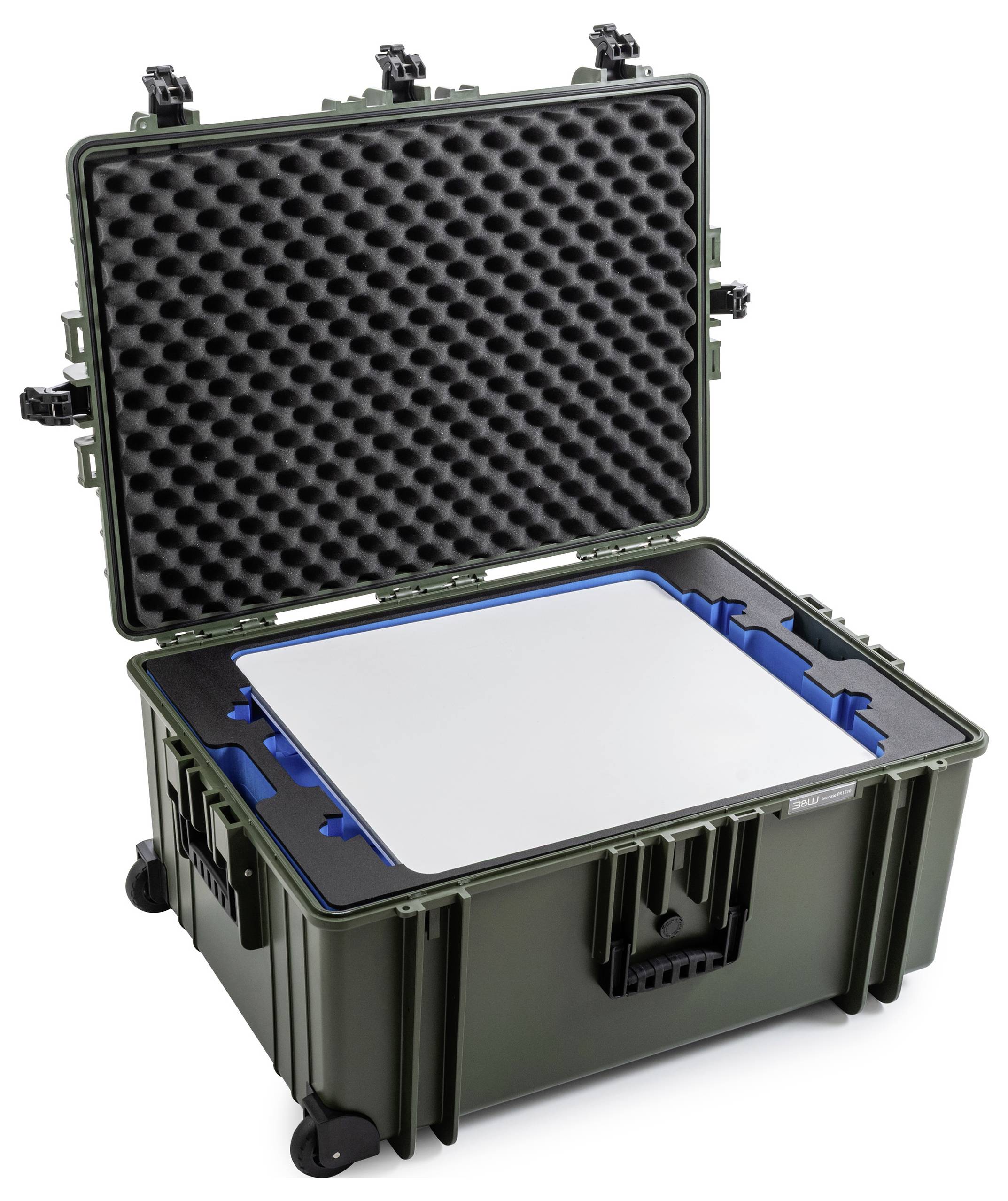 Ein offener, robuster grüner Koffer mit Schaumstoffpolsterung enthält einen sicheren Metallbehälter im Inneren. Der Koffer ist mit Verschlüssen und Rollen ausgestattet.