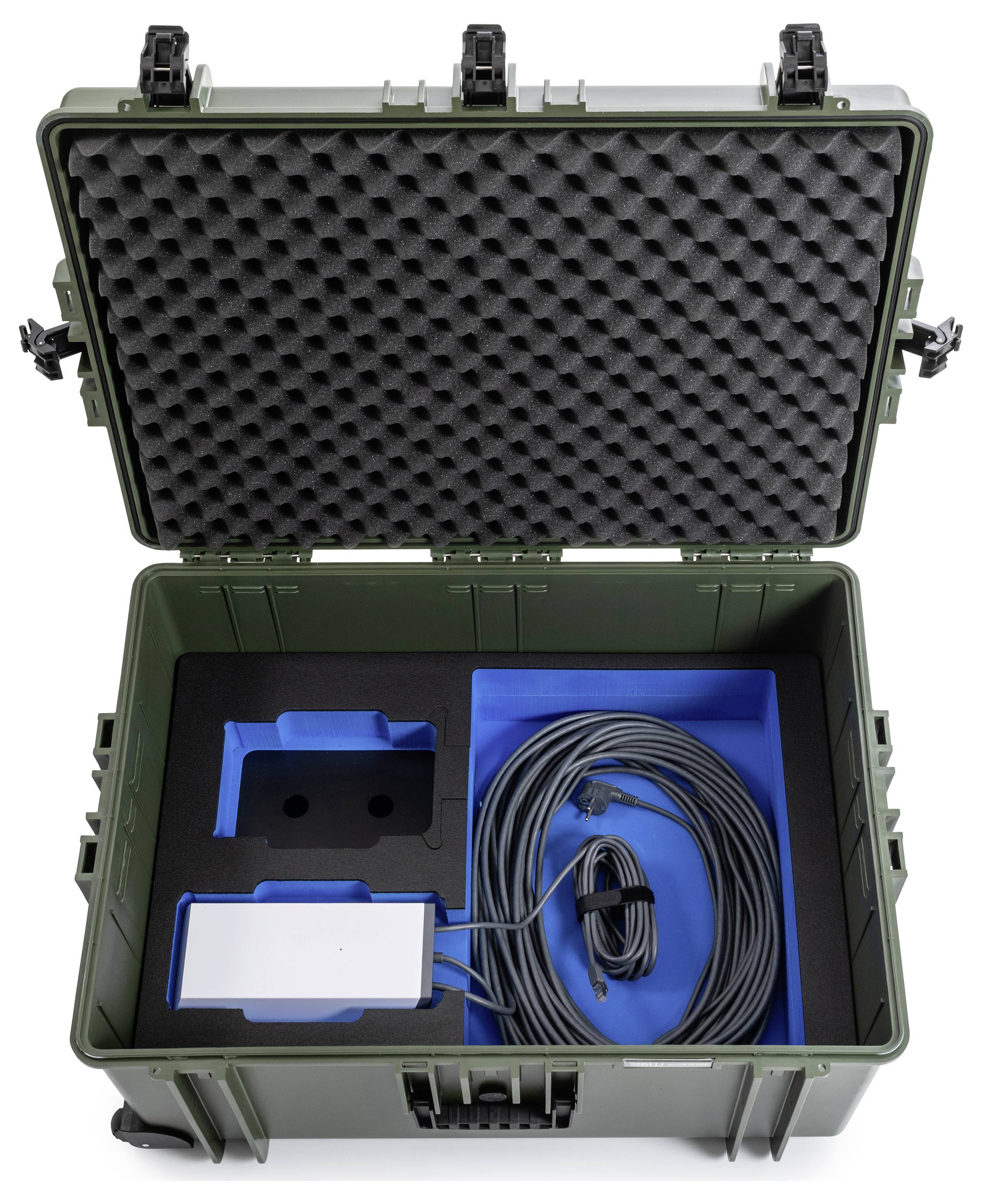 Ein offenes, schützendes Etui mit Schaumstoffpolsterung, das ein langes aufgerolltes Kabel, ein kleines rechteckiges Gerät und ein Akkupack enthält, sicher organisiert.