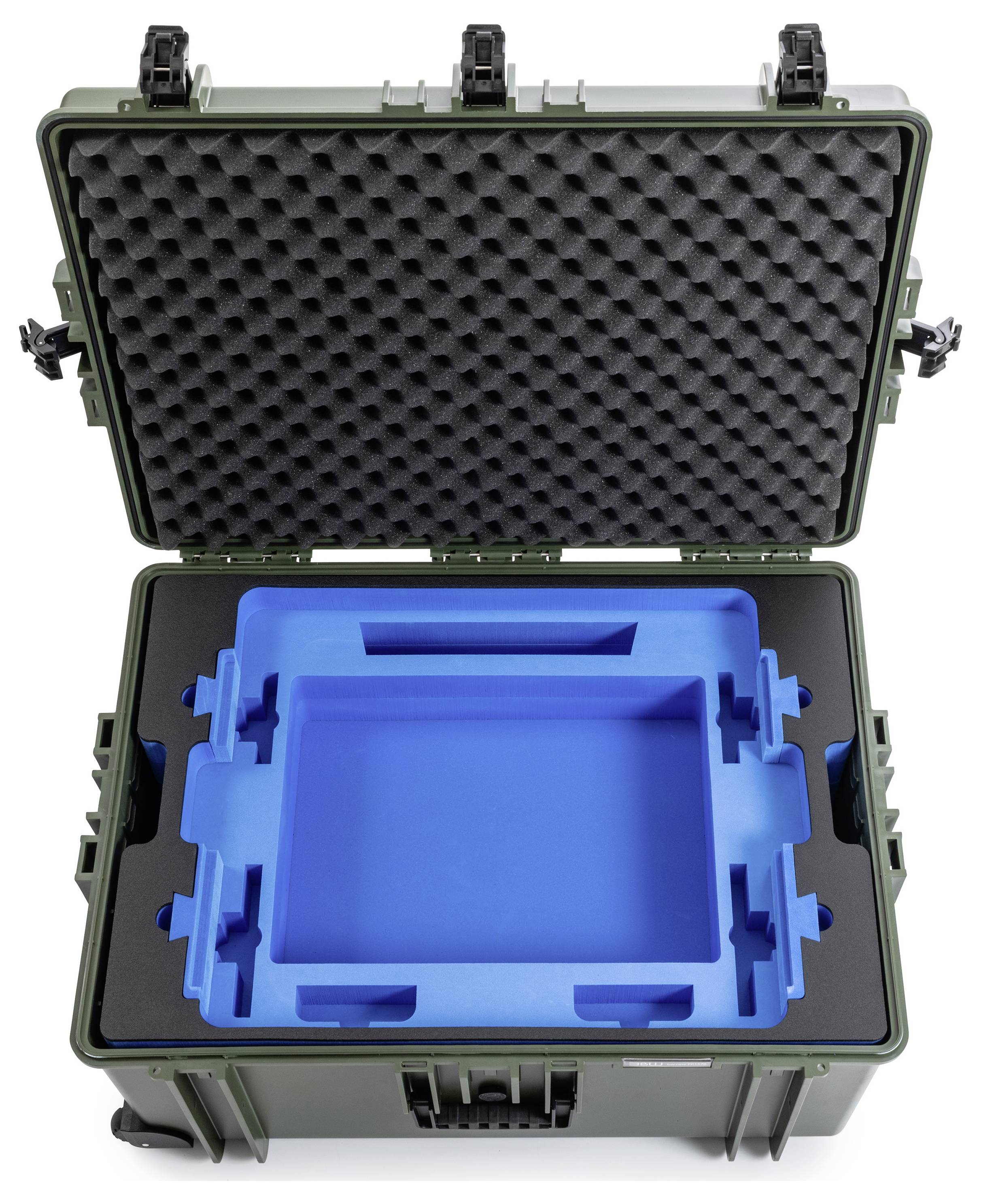 Ein offener grüner Hartschalenkoffer mit einer maßgefertigten blauen Schaumstoffeinlage, die entwickelt wurde, um elektronische Geräte während des Transports sicher zu halten und zu schützen.