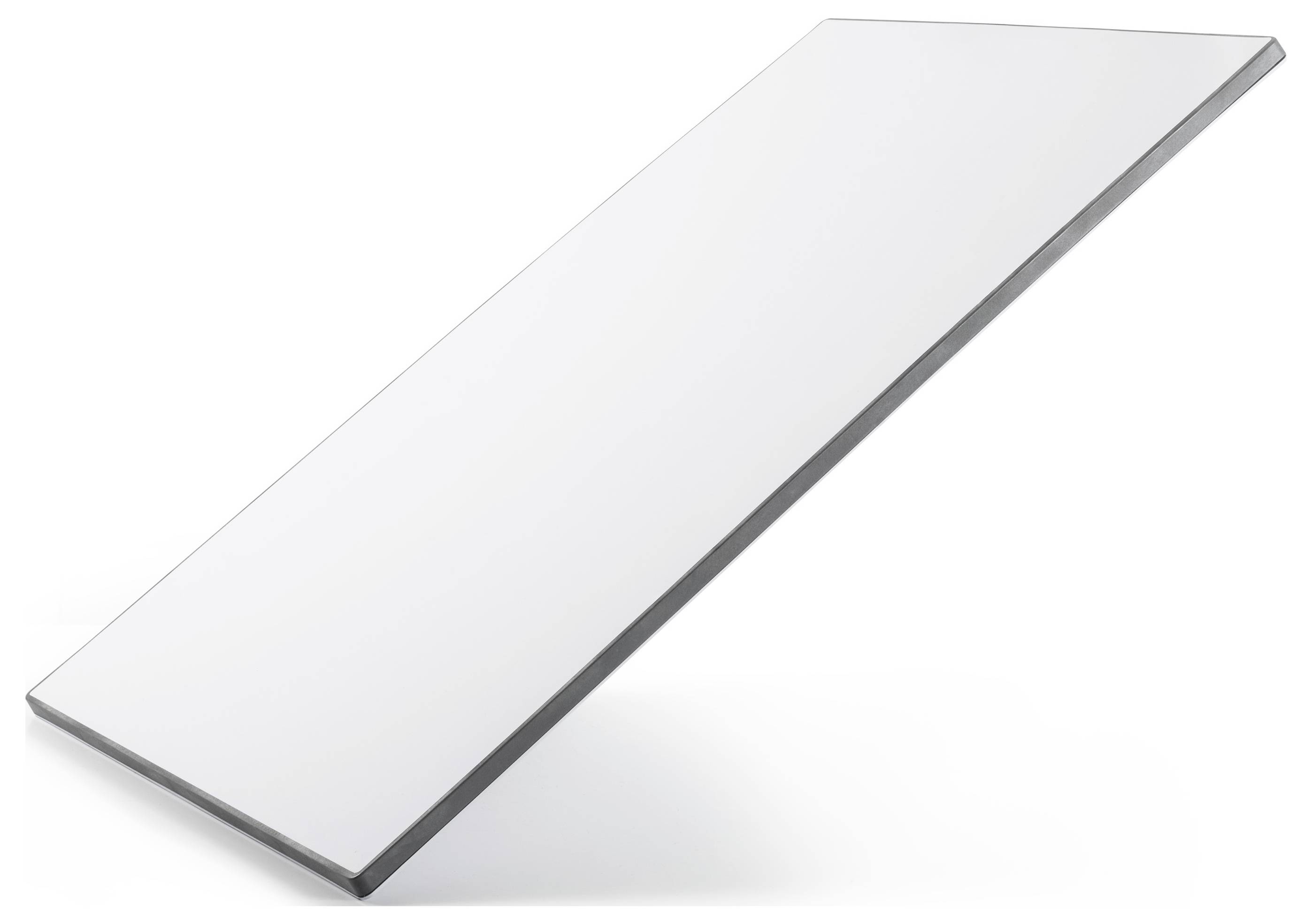 Ein weißes, rechteckiges Metallpaneel mit einer leicht reflektierenden Oberfläche, diagonal gegen einen einfachen Hintergrund angewinkelt.