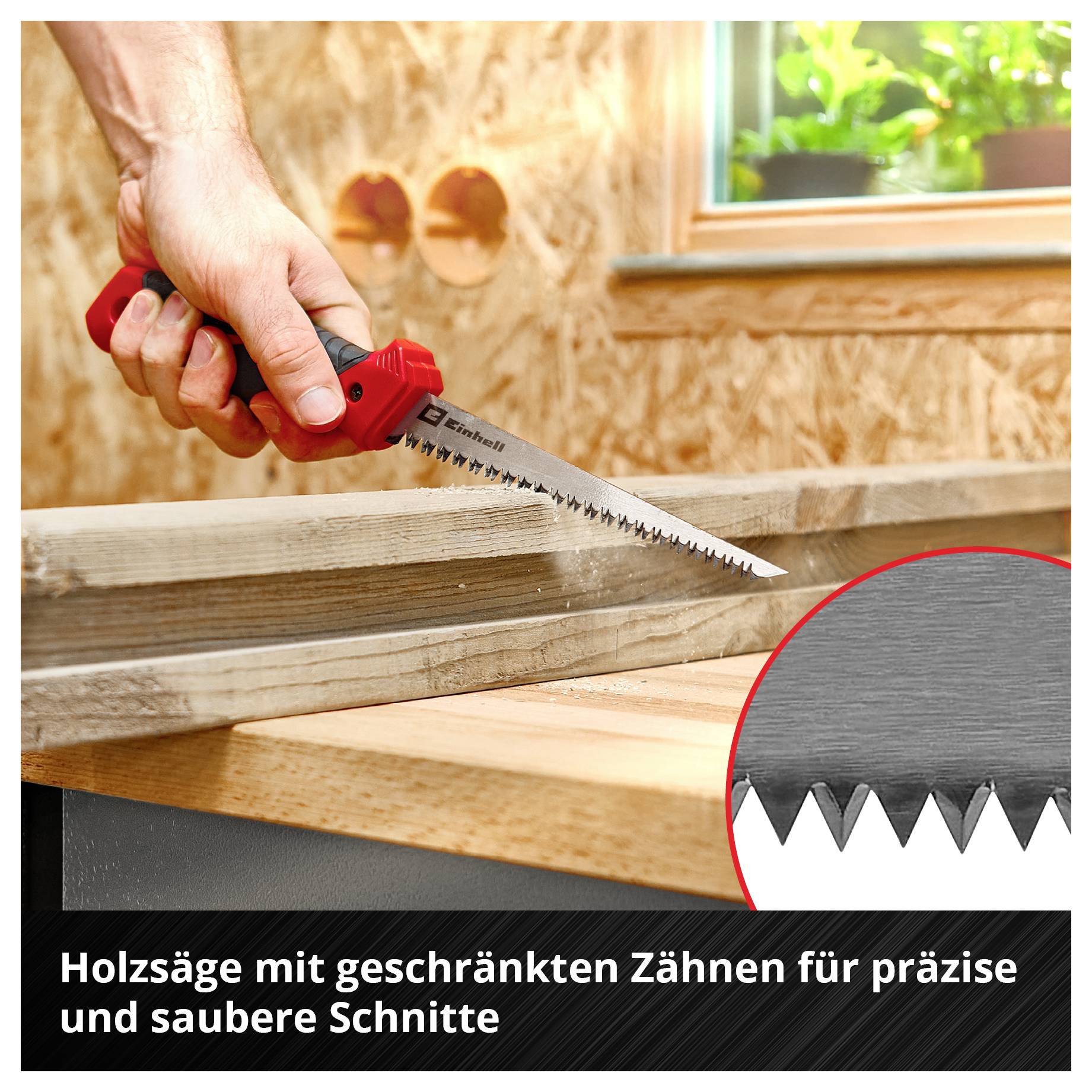 Person schneidet Holz mit roter Handsäge; Fokus auf gezahnte Klinge, die präzise und saubere Schnitte ermöglicht. Holzverarbeitung.