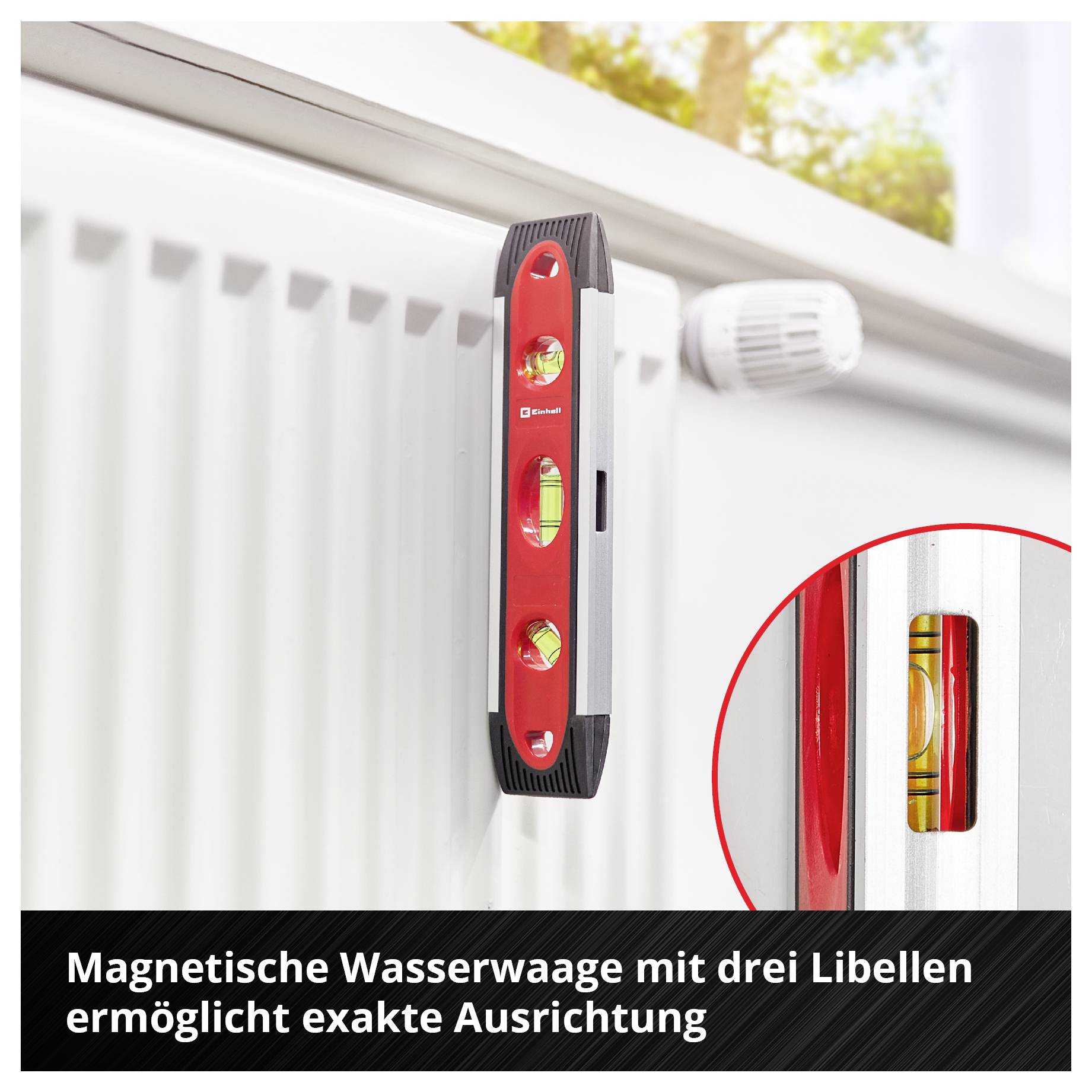 Magnetische Wasserwaage mit drei Libellen ist an einem Heizkörper befestigt und sorgt für präzise Ausrichtung.