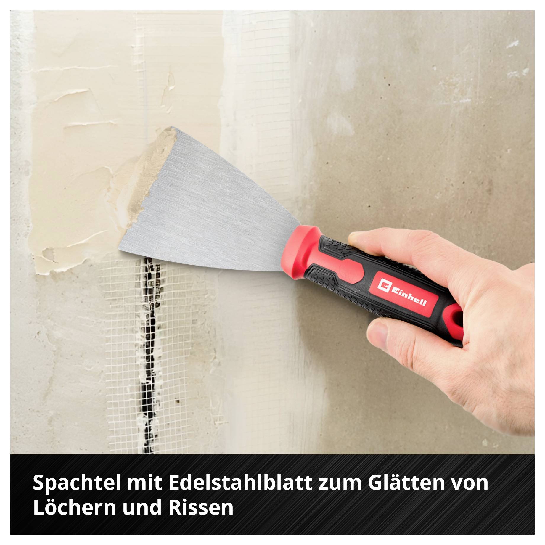 Hand hält Spachtel mit Edelstahlblatt, glättet Risse in der Wand.