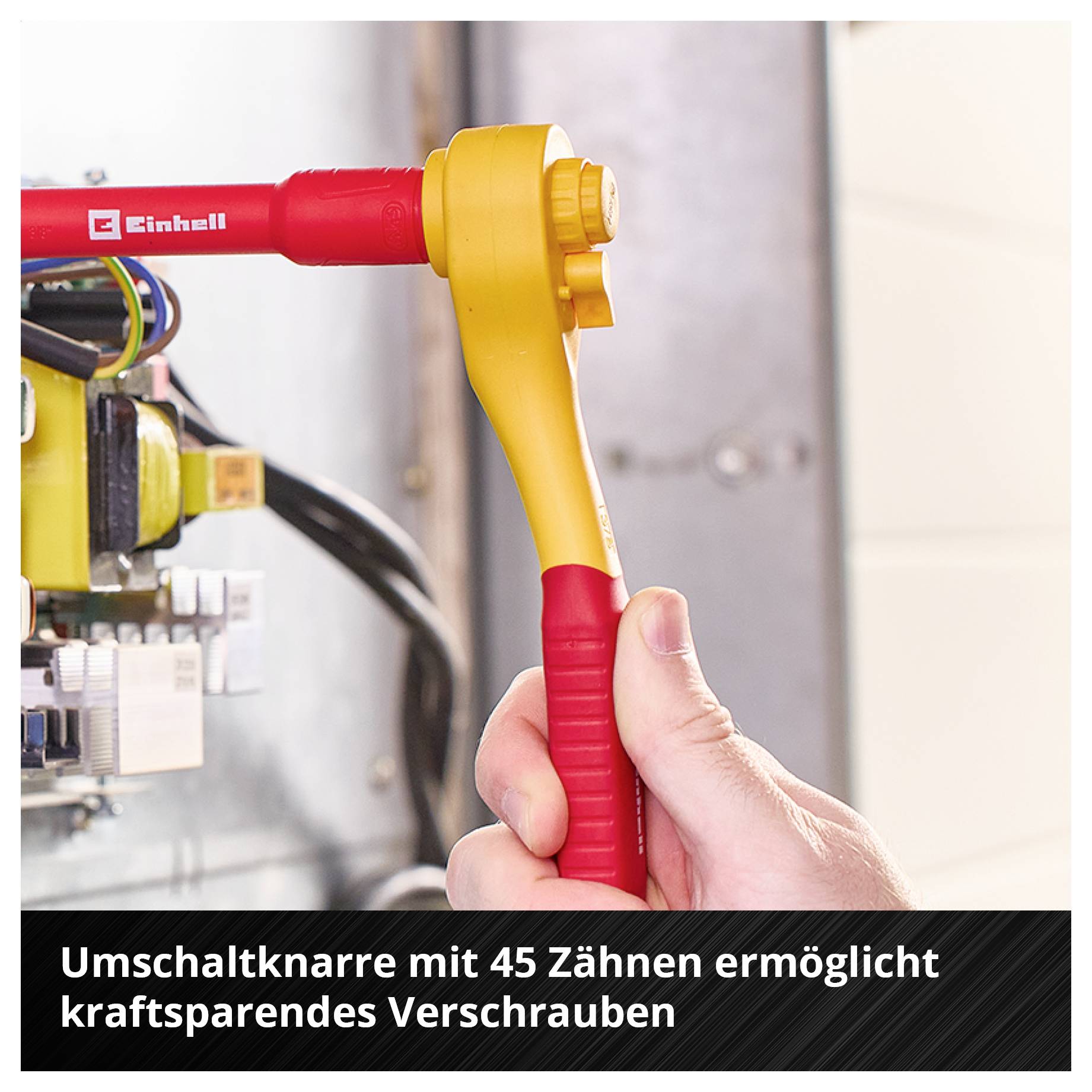 Eine Hand hält eine rote Umschaltknarre an einer Schraube neben elektrischen Komponenten. Text darunter: 'Umschaltknarre mit 45 Zähnen ermöglicht kraftsparendes Verschrauben'.