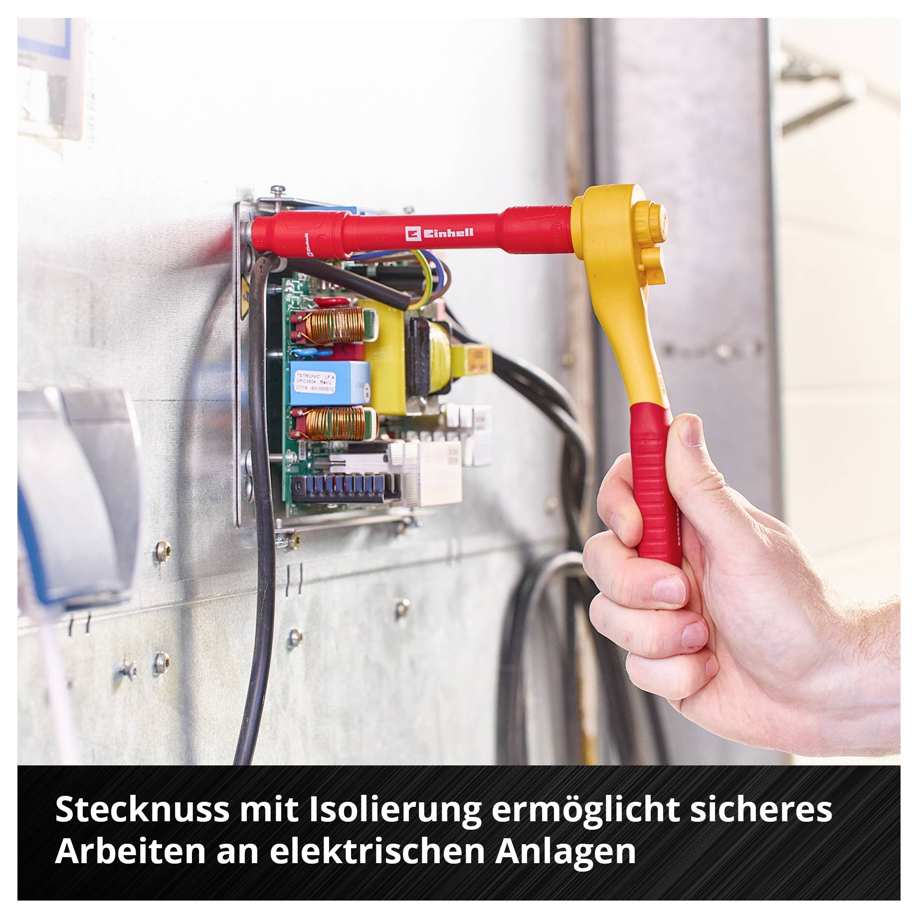 Eine Hand benutzt eine isolierte Stecknuss zum sicheren Arbeiten an elektrischen Anlagen. Text: 'Stecknuss mit Isolierung ermöglicht sicheres Arbeiten an elektrischen Anlagen'.