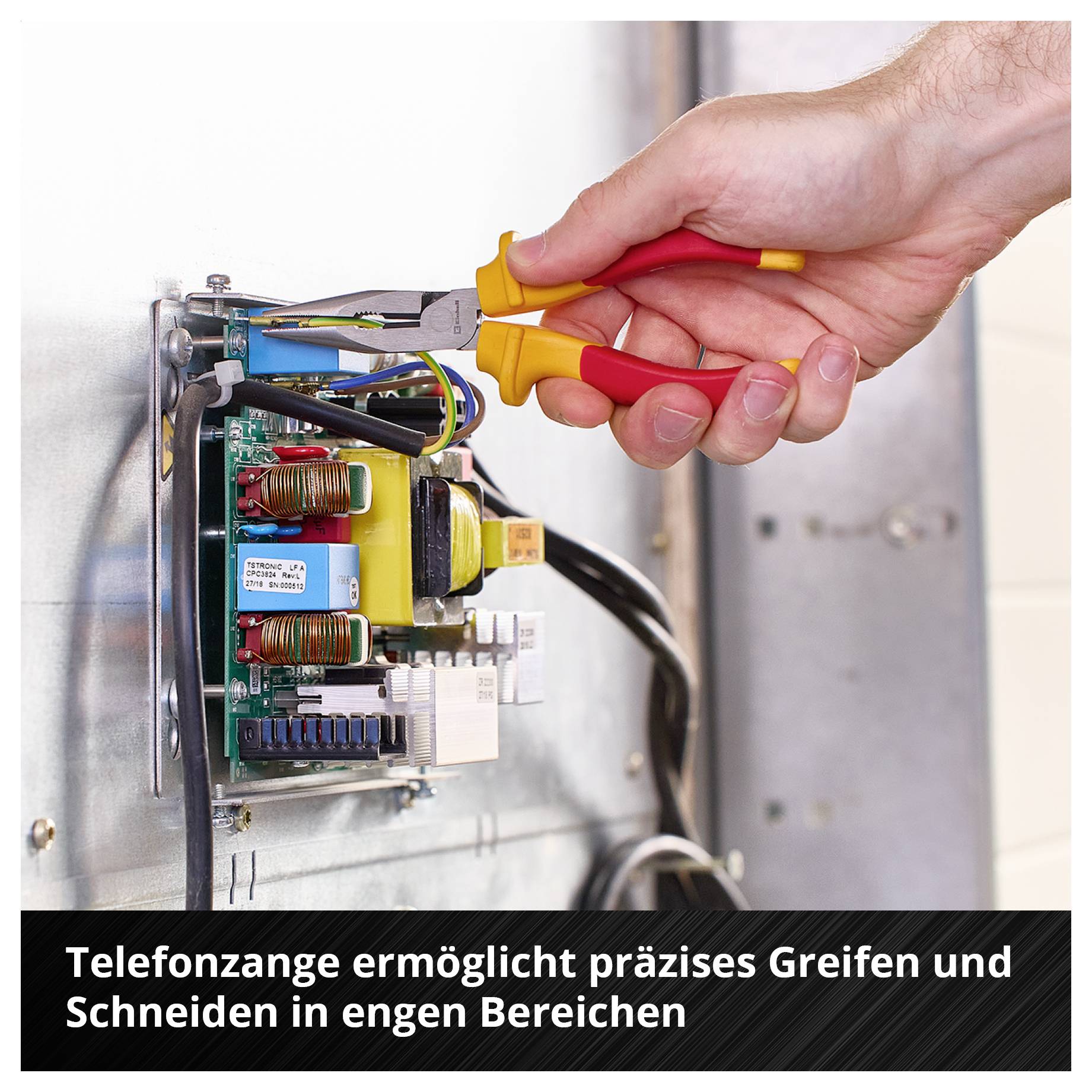 Ein Hand hält eine Telefonzange, um Drähte in einem elektrischen Schaltkasten zu schneiden. Text: 'Telefonzange ermöglicht präzises Greifen und Schneiden in engen Bereichen'.