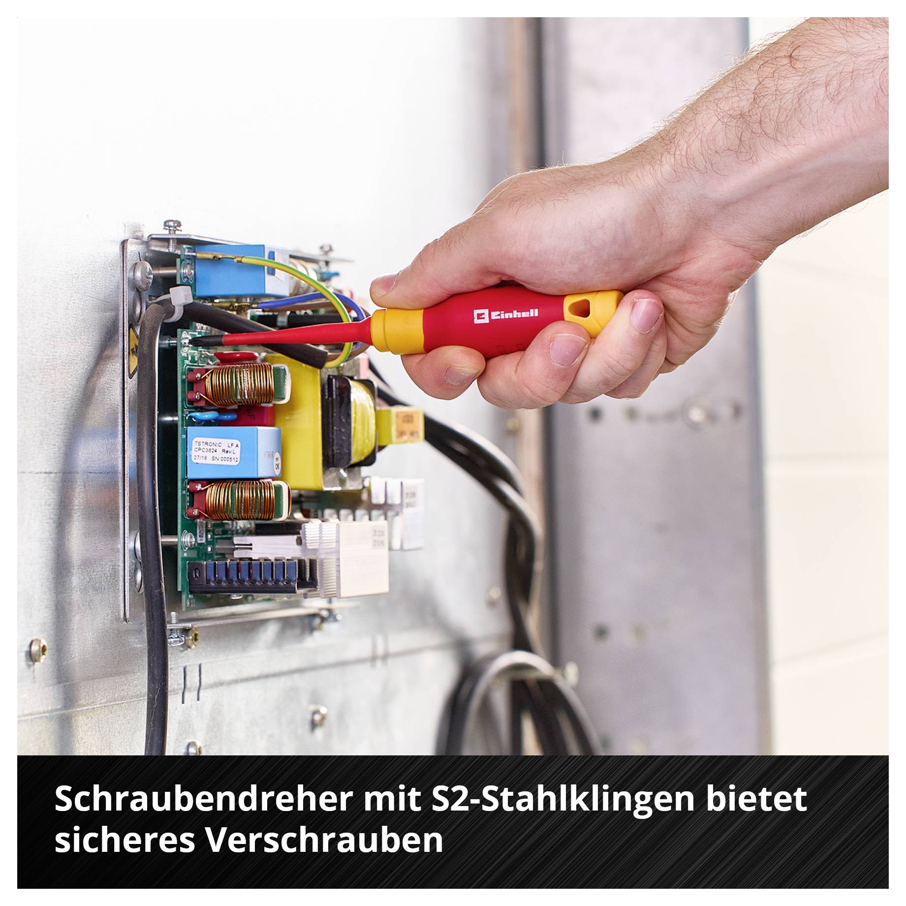 'Eine Hand hält einen Schraubendreher an einer elektrischen Schaltung. Text: 